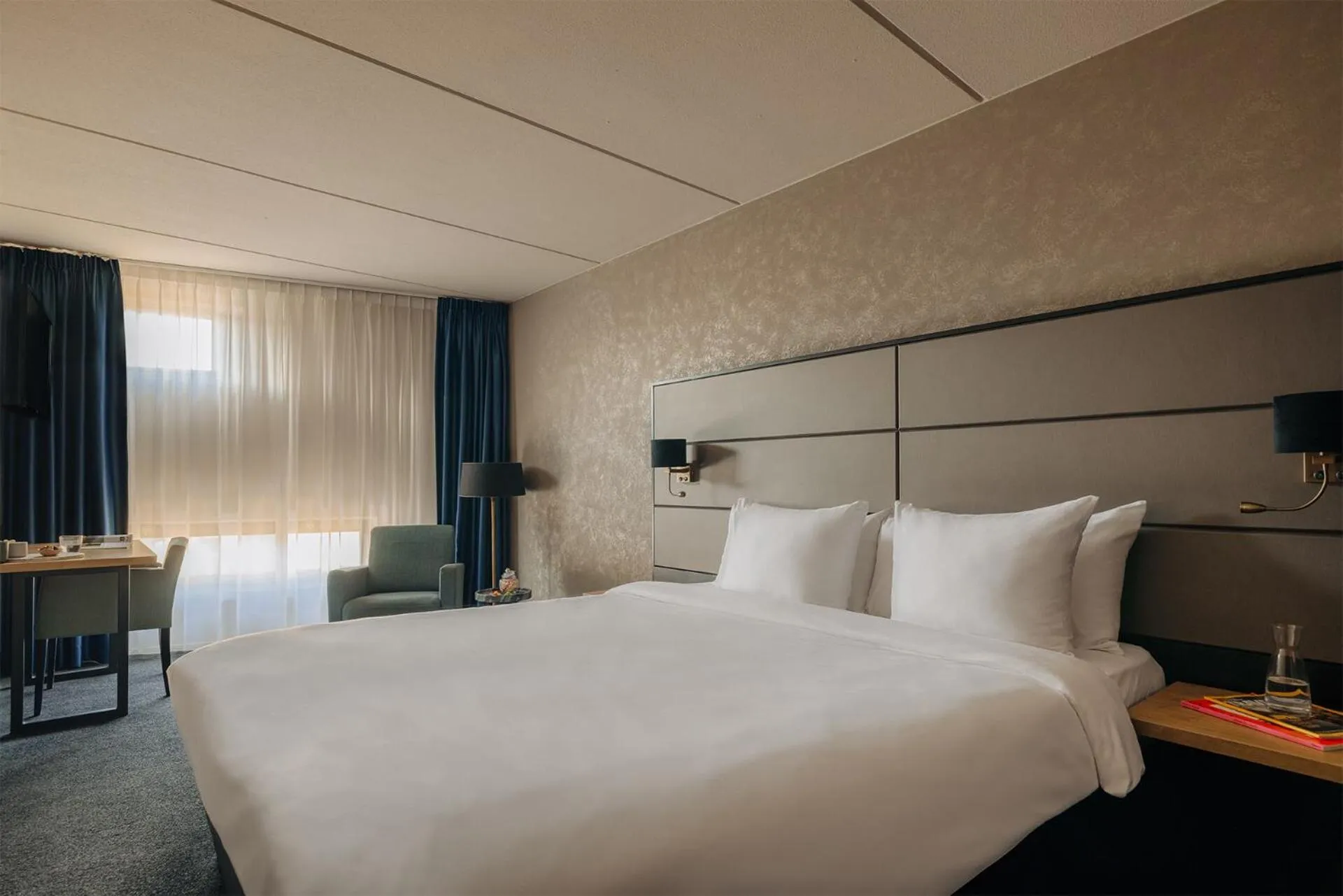 Bed in Leonardo Hotel Groningen City Center