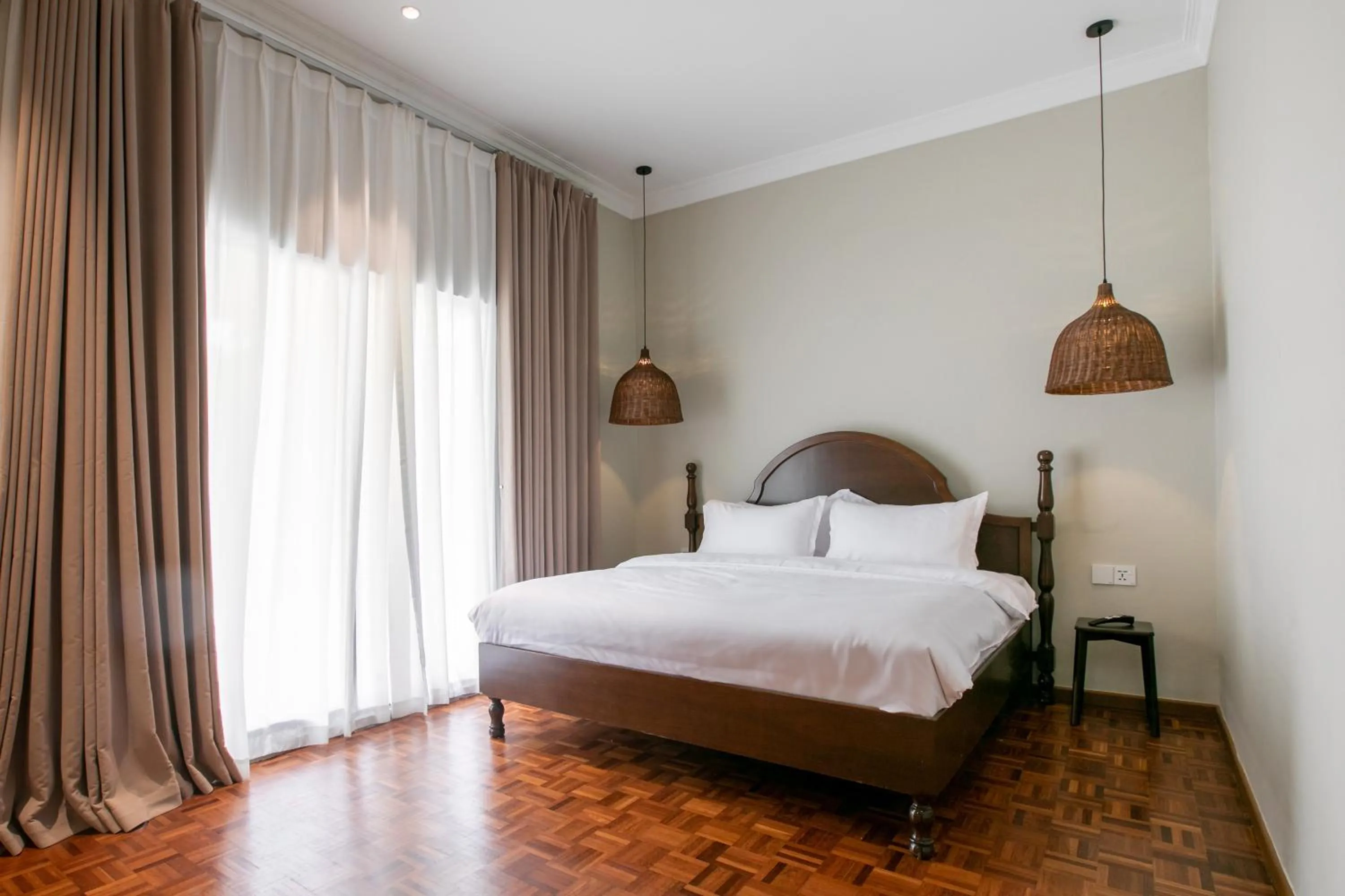 Bed in Kontor Mansion - 3 mins to Teluk Chempedak Beach & Private Pool