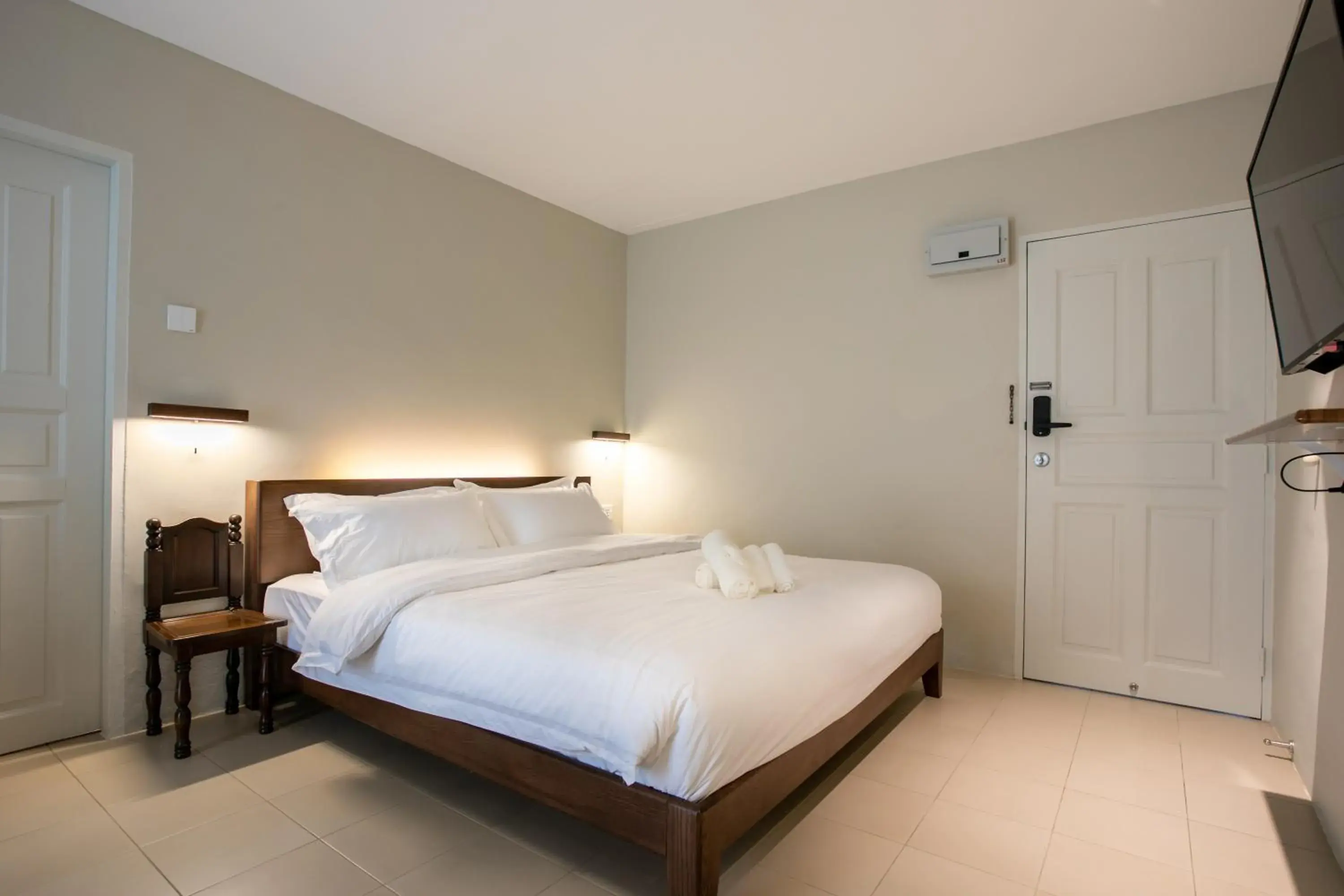 King Room with Garden View in Kontor Mansion - 3 mins to Teluk Chempedak Beach & Private Pool King Room with Garden View in Kontor Mansion - 3 mins to Teluk Chempedak Beach & Private Pool