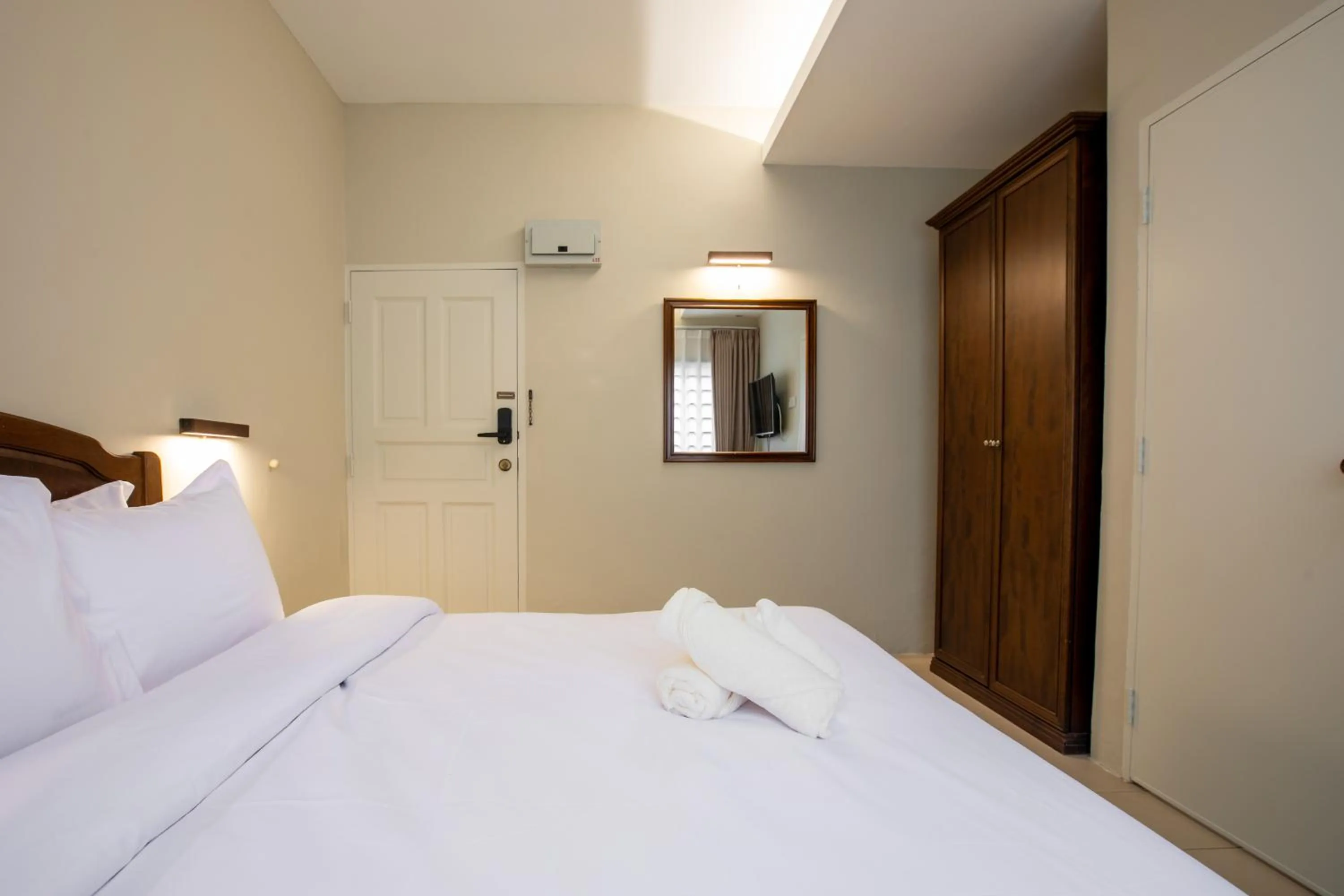 Bed in Kontor Mansion - 3 mins to Teluk Chempedak Beach & Private Pool