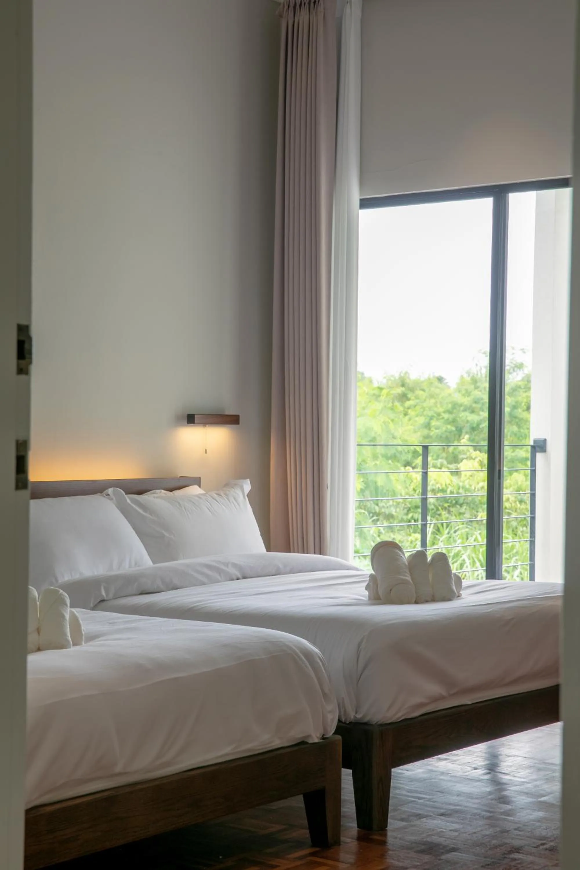 Bed in Kontor Mansion - 3 mins to Teluk Chempedak Beach & Private Pool