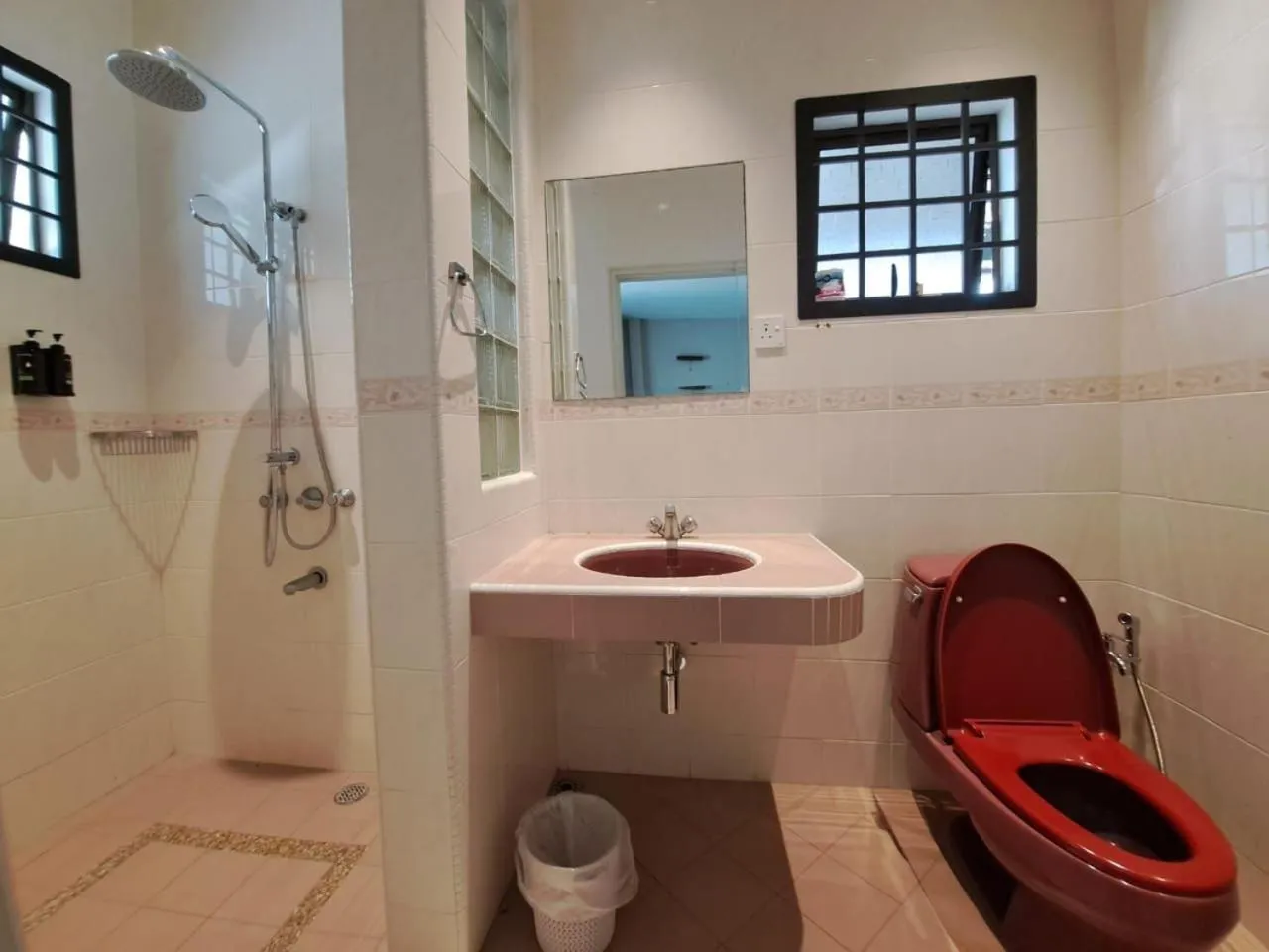 Bathroom in Kontor Mansion - 3 mins to Teluk Chempedak Beach & Private Pool