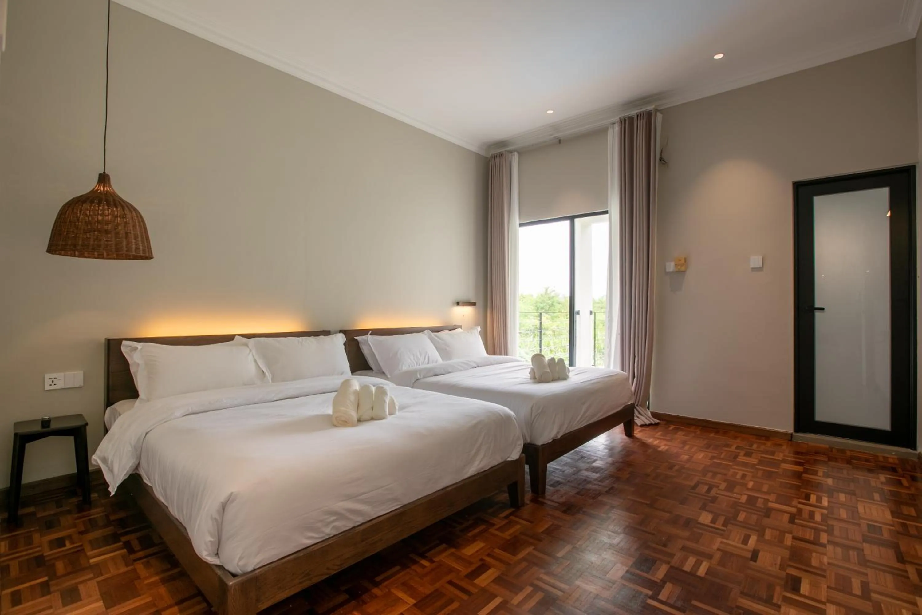 Bed in Kontor Mansion - 3 mins to Teluk Chempedak Beach & Private Pool