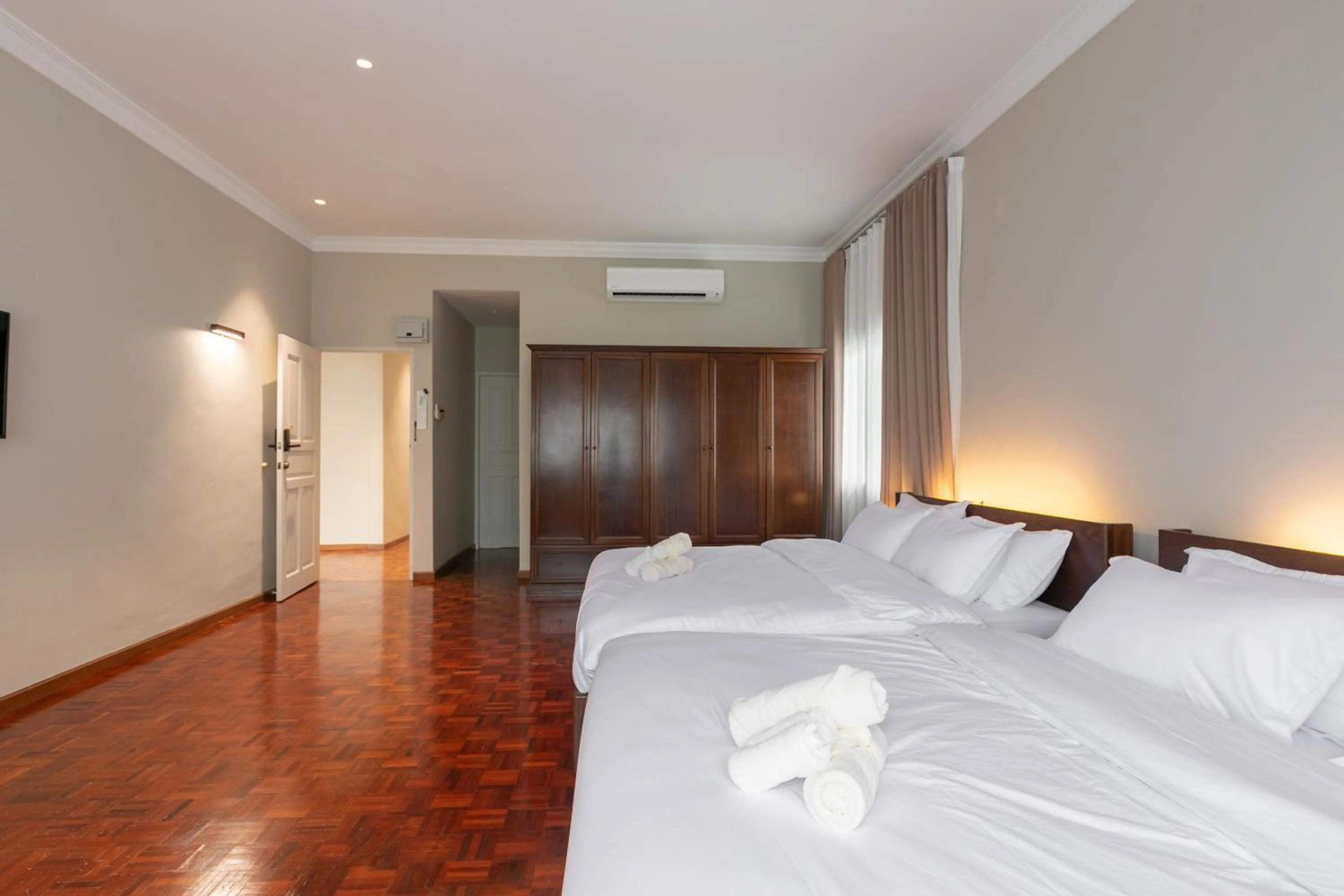 Bed in Kontor Mansion - 3 mins to Teluk Chempedak Beach & Private Pool