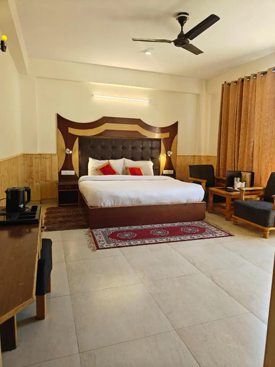 Photo of the whole room, Bed in Hotel Sky Heaven