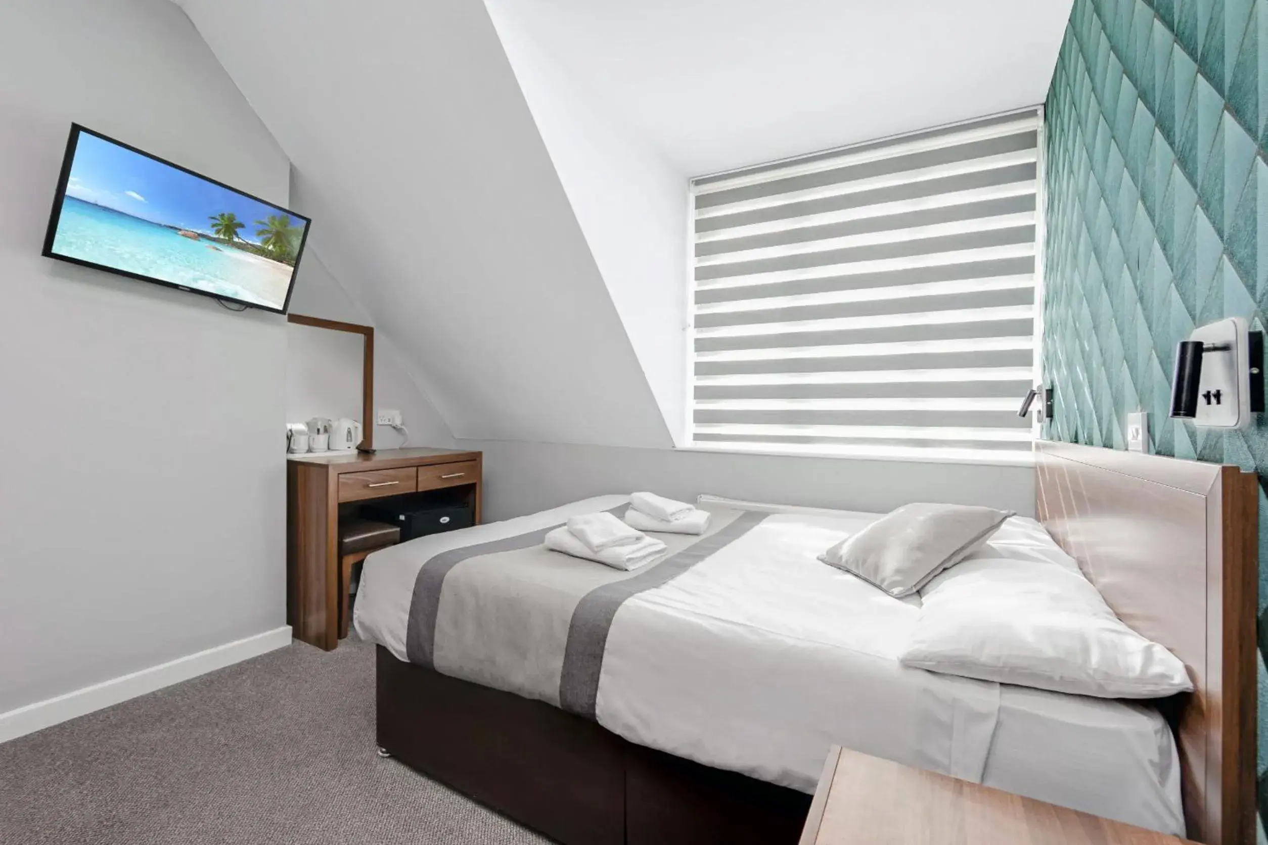 Small Double Room in King Solomon Hotel- Golders Green Small Double Room in King Solomon Hotel- Golders Green