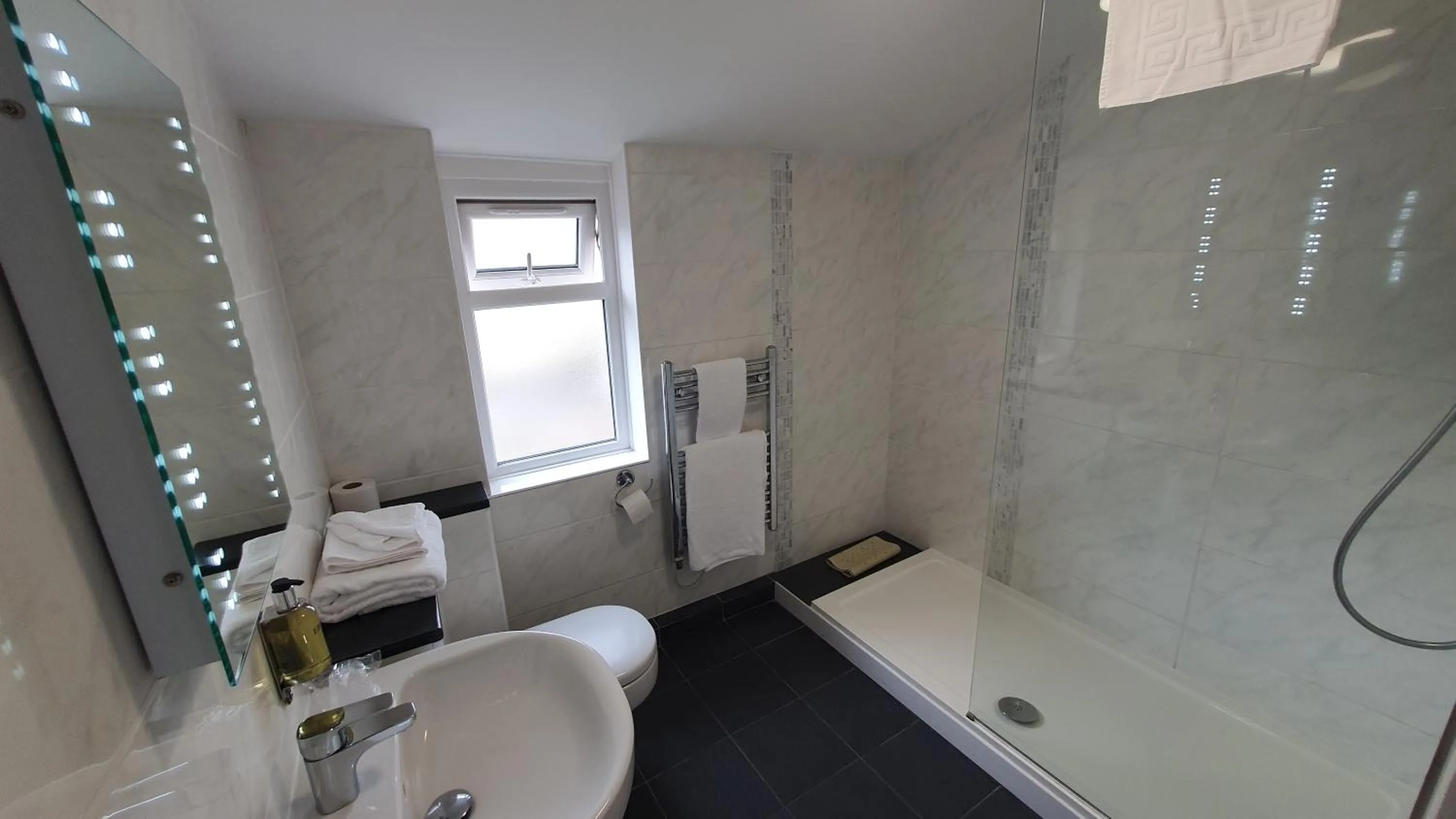 Shower in Alton House Hotel