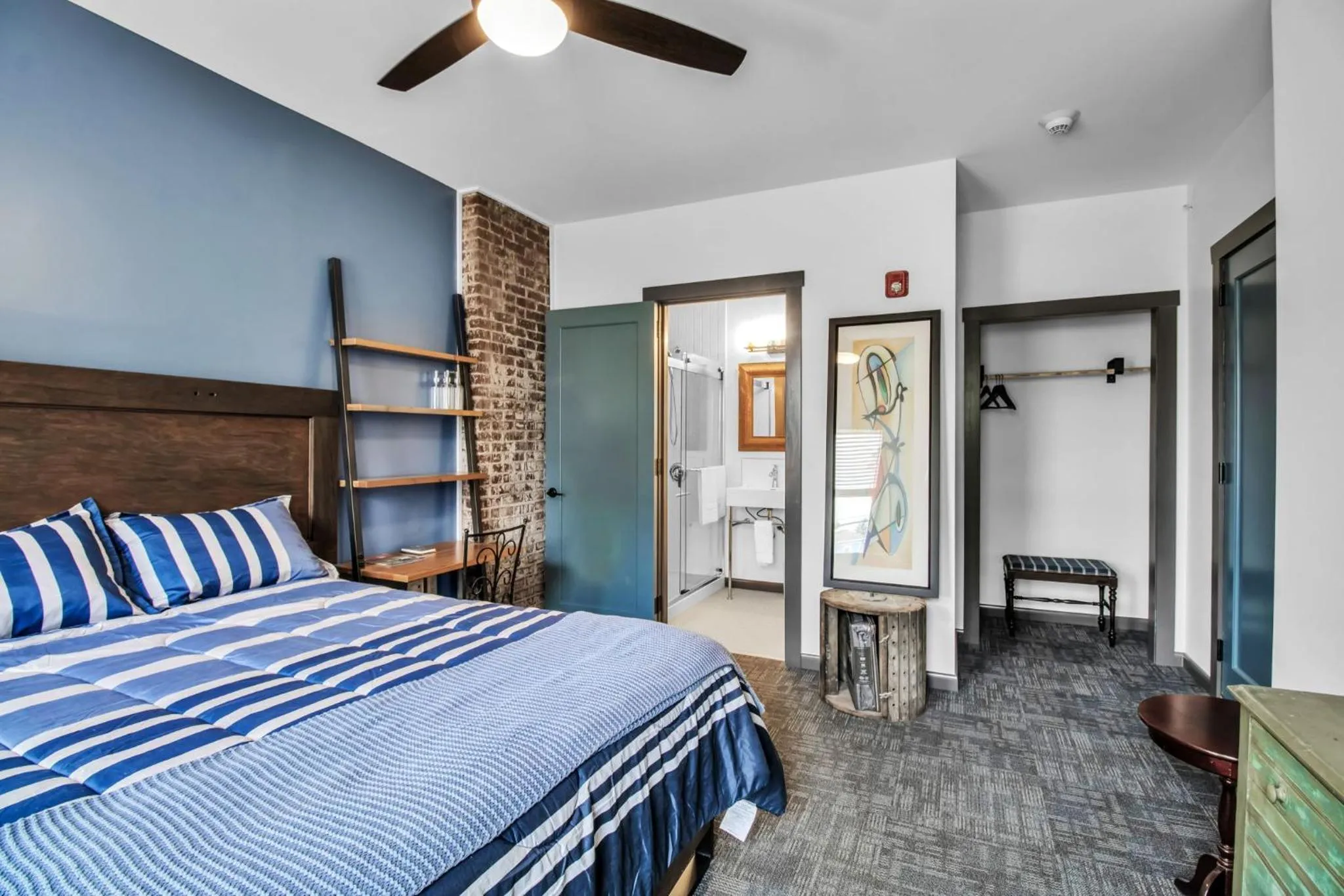 Photo of the whole room, Bed in Webber Hotel