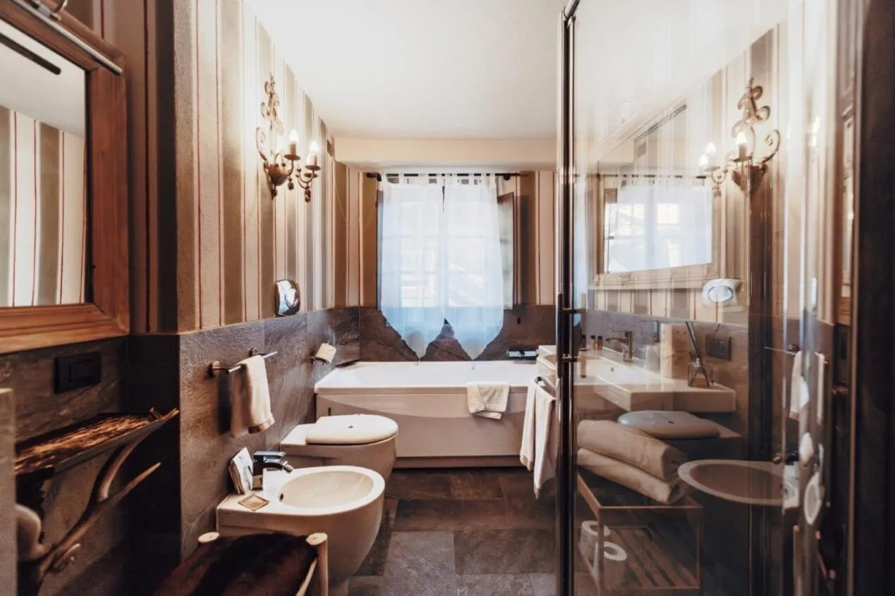 Bathroom, Bed in Locanda La Brenva - Estella Hotel Collection & Experience