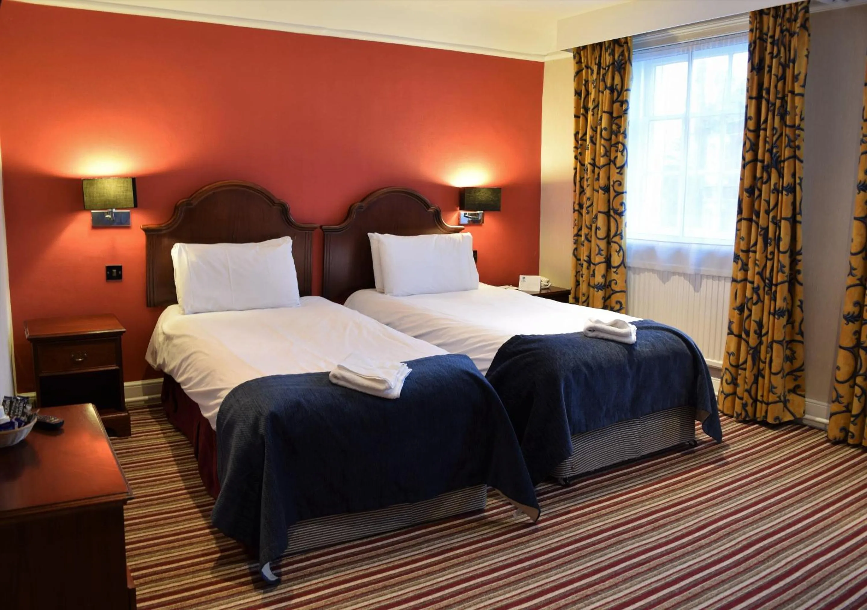 Standard Twin Room in Rose & Crown Hotel Tonbridge By Uno
