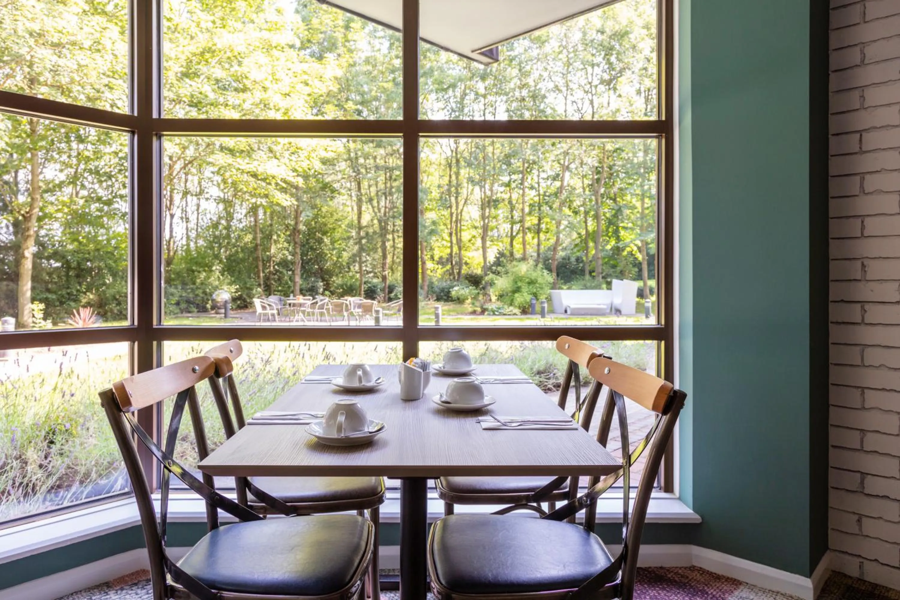 Dining area in Novotel Newcastle Airport