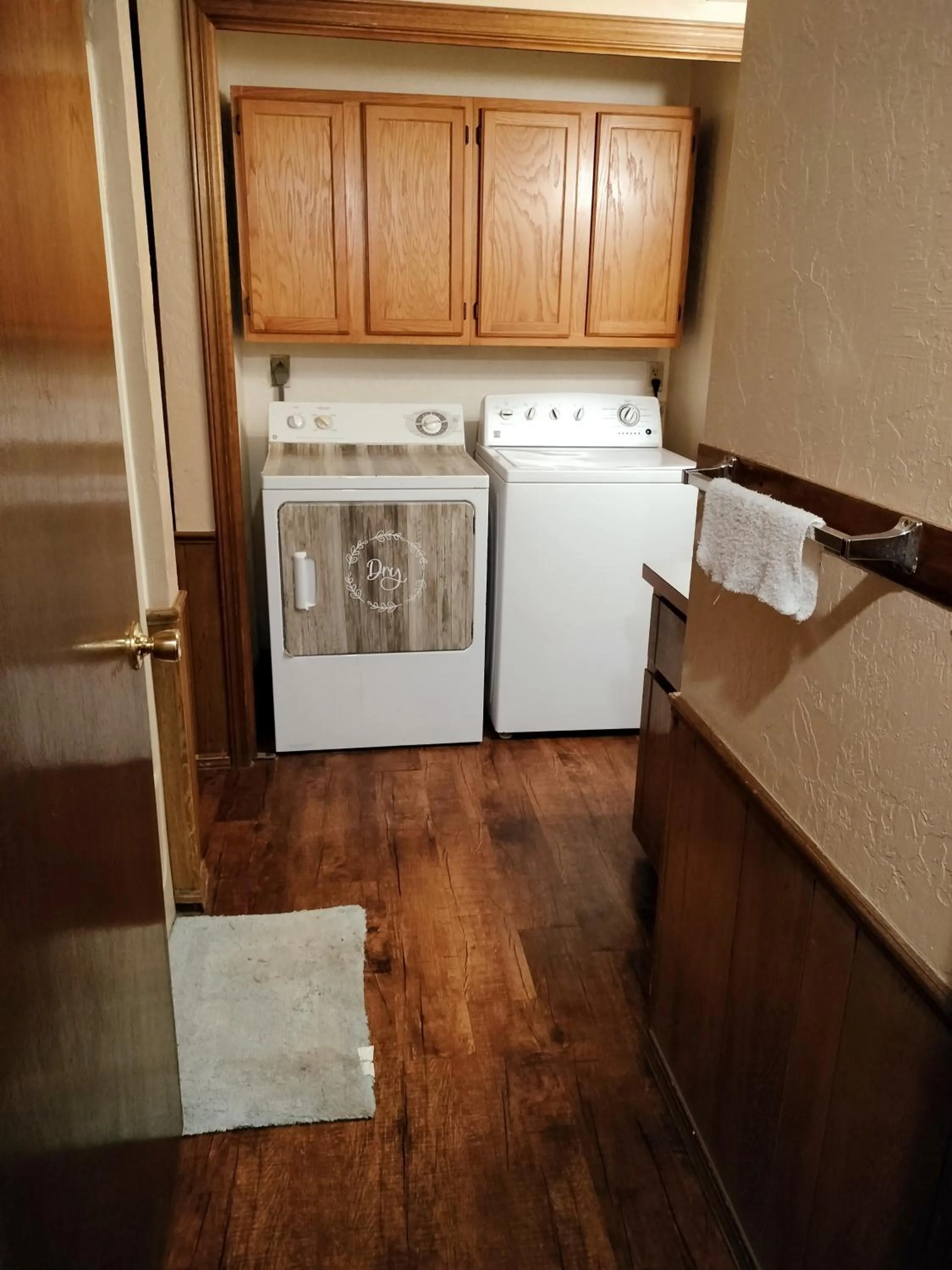 Golden Sunflower's Apt D