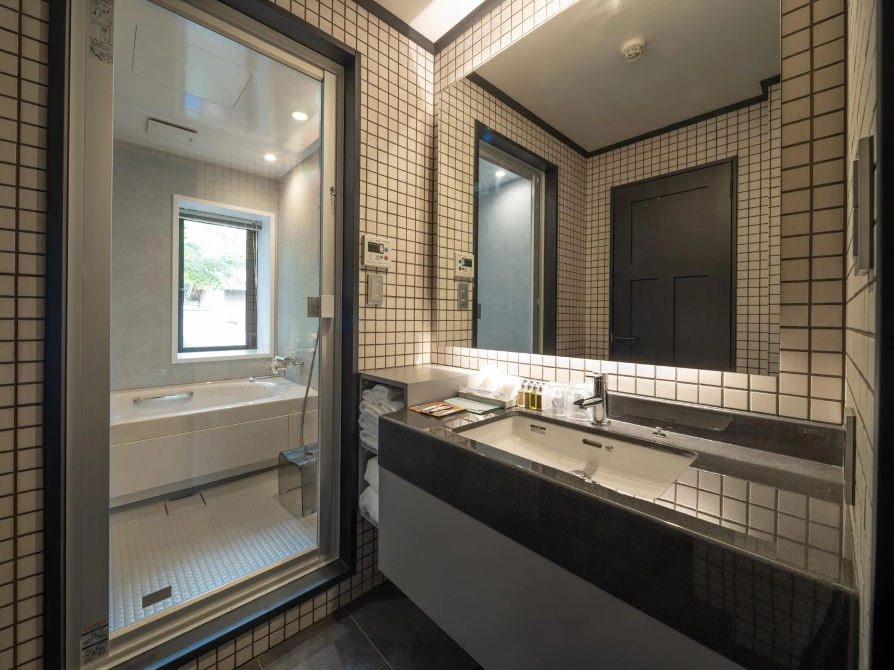 Photo of the whole room in LONGINGHOUSE Kyukaruizawa Suwanomori