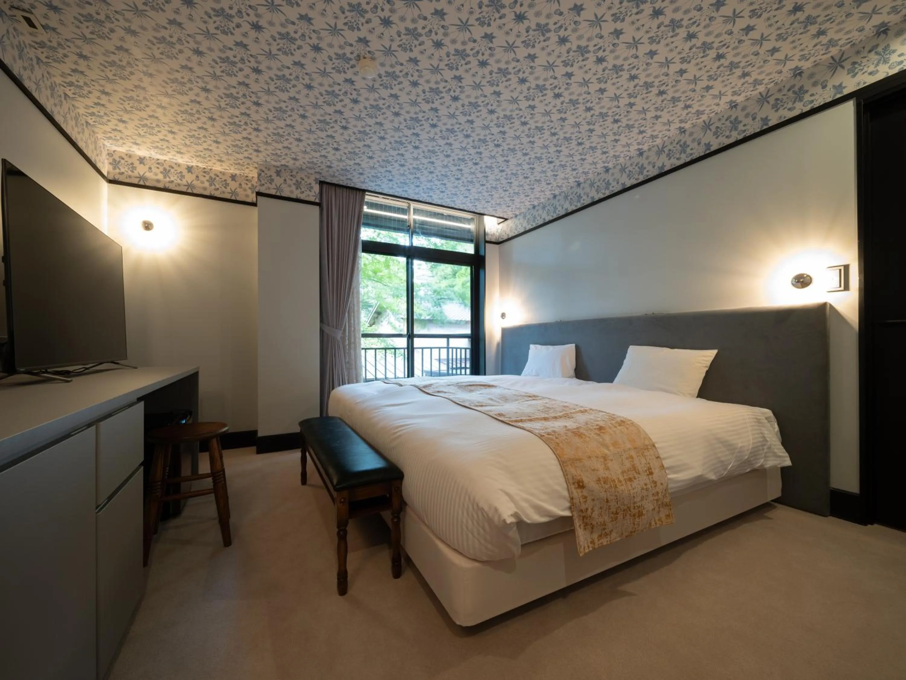 Photo of the whole room, Bed in LONGINGHOUSE Kyukaruizawa Suwanomori