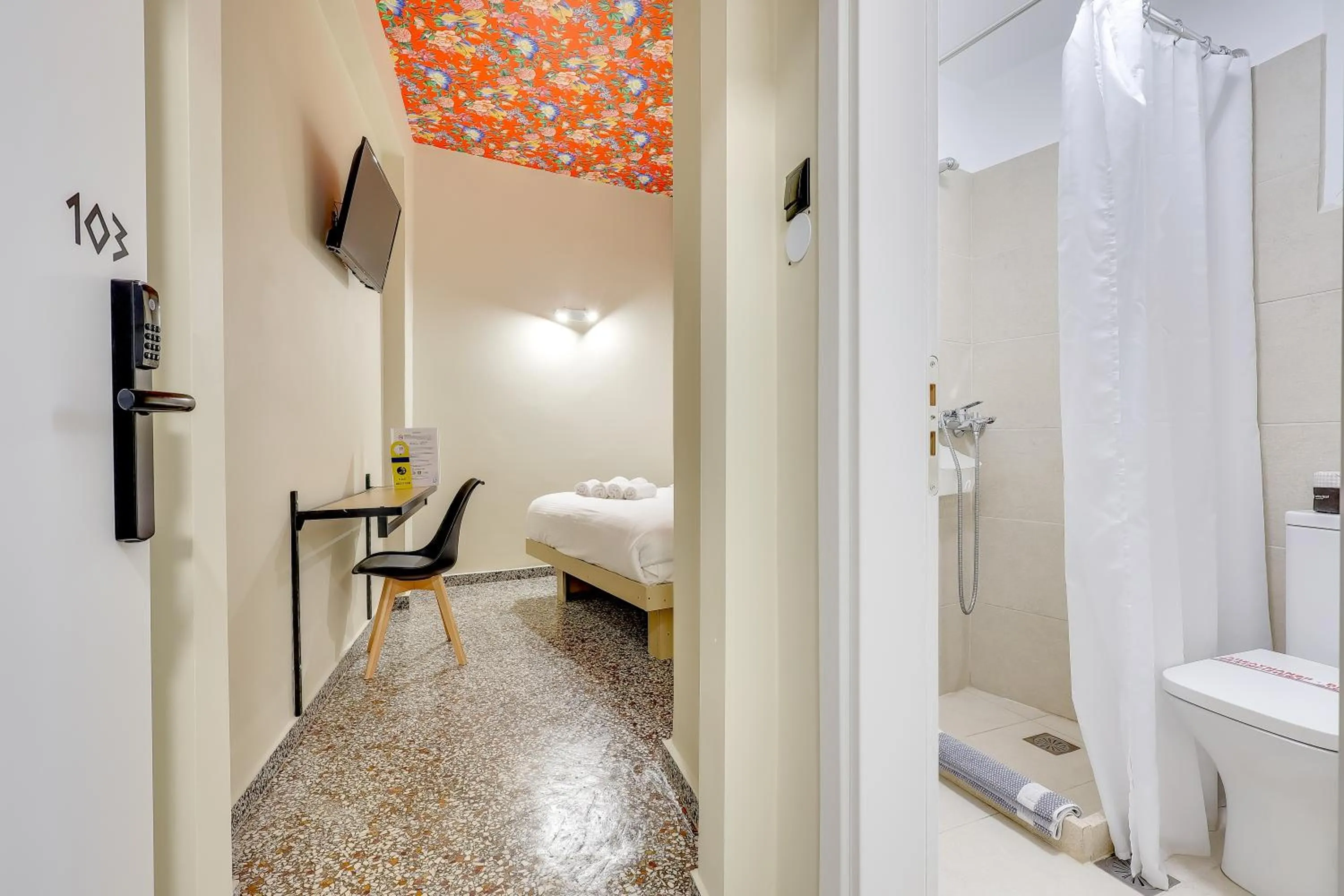 Photo of the whole room in 7ATHENS