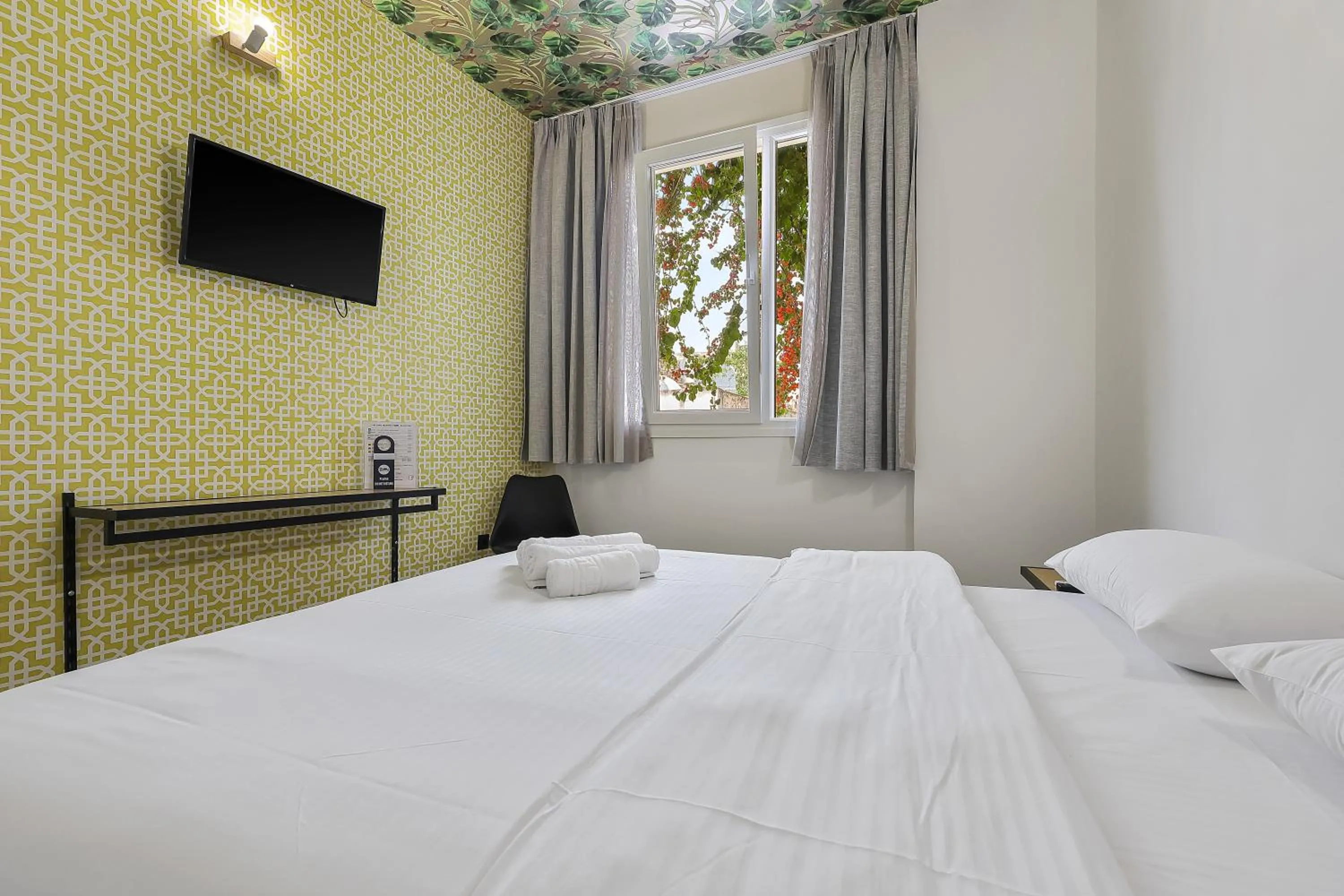 Photo of the whole room, Bed in 7ATHENS