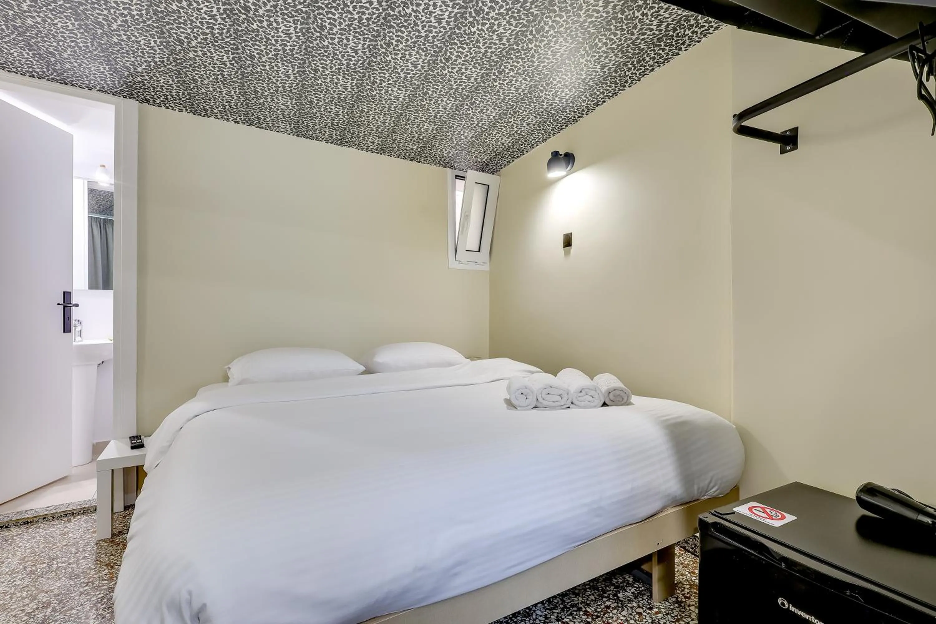 Photo of the whole room, Bed in 7ATHENS