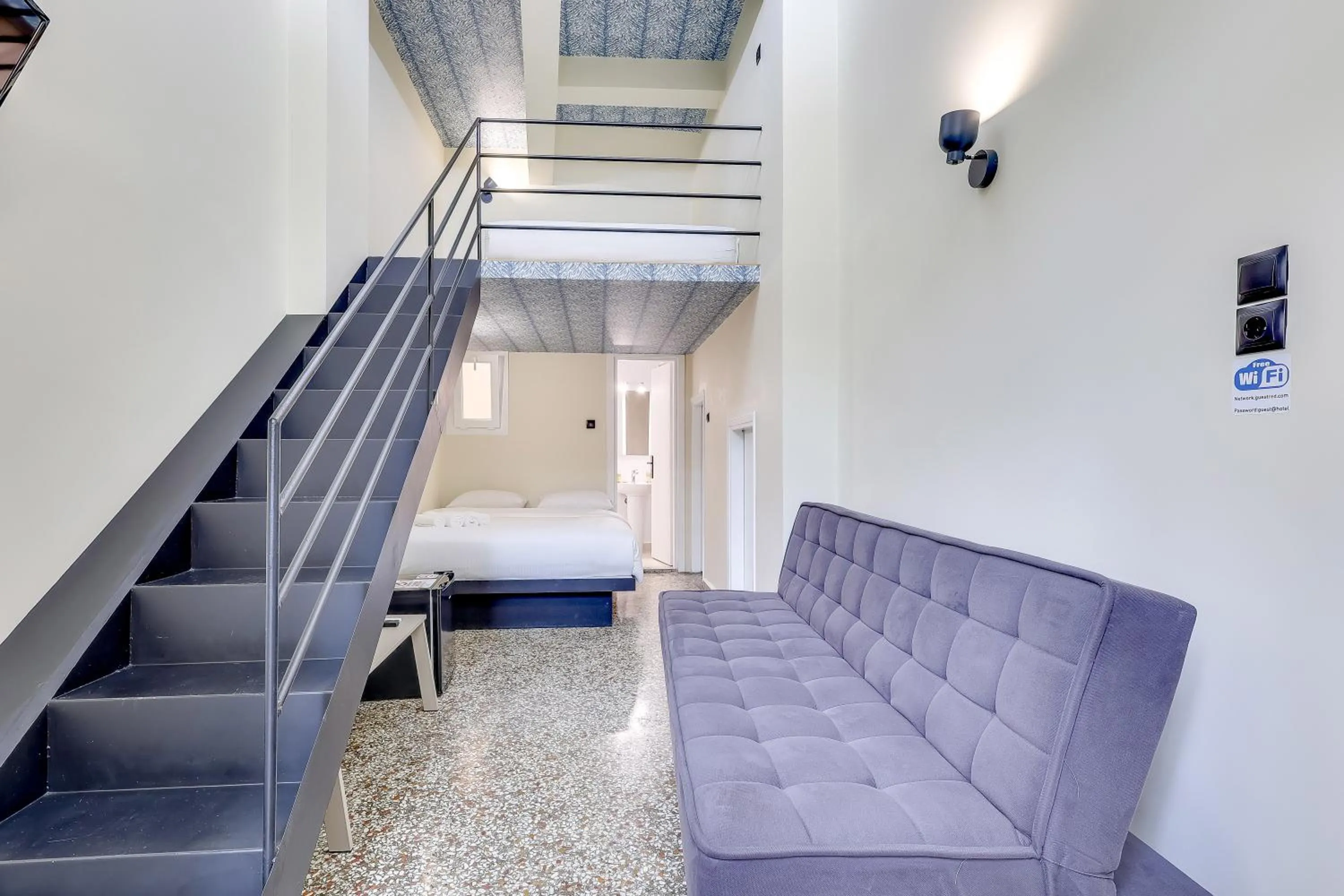 Photo of the whole room in 7ATHENS