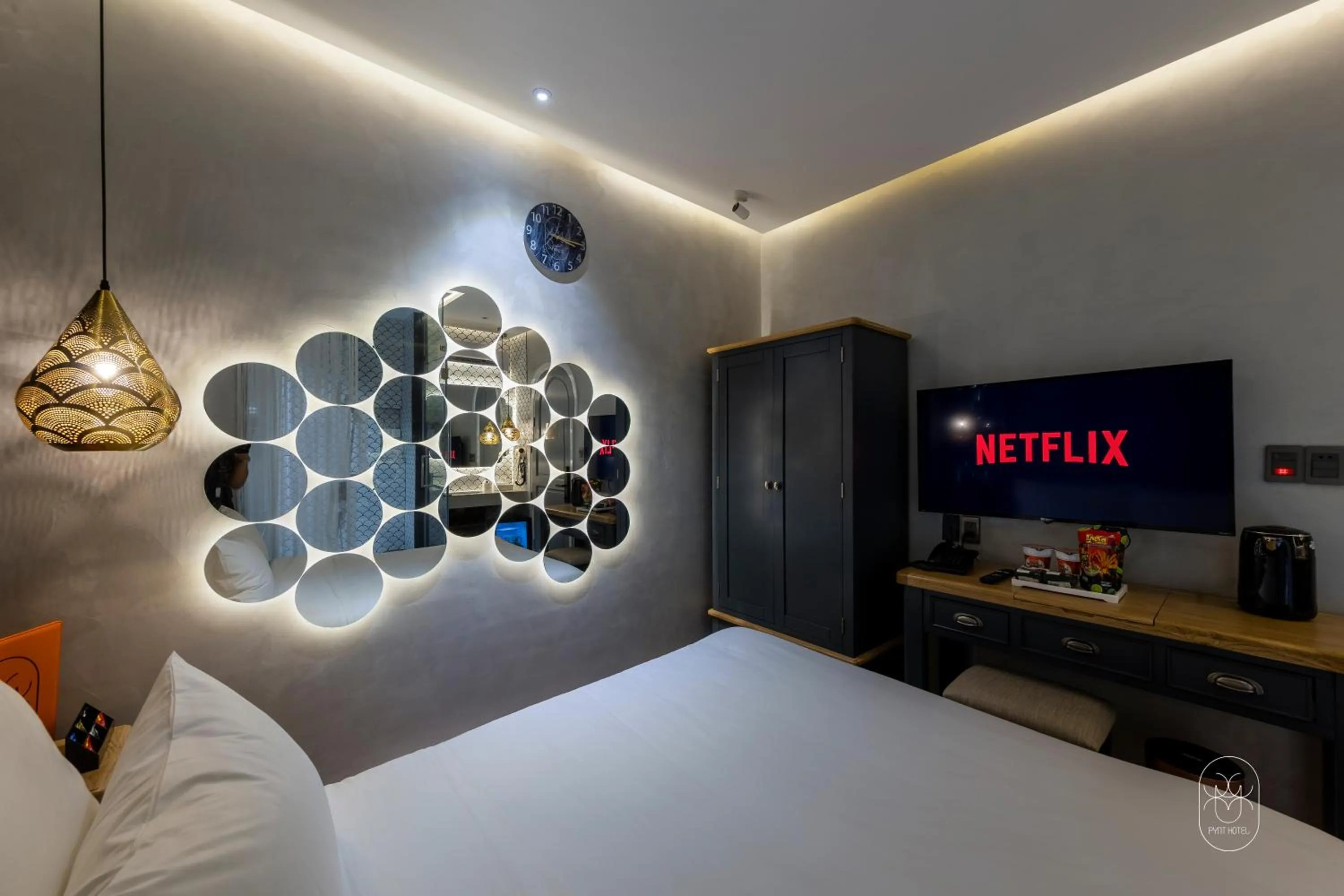 Communal lounge/ TV room, Bed in PYNT HOTEL