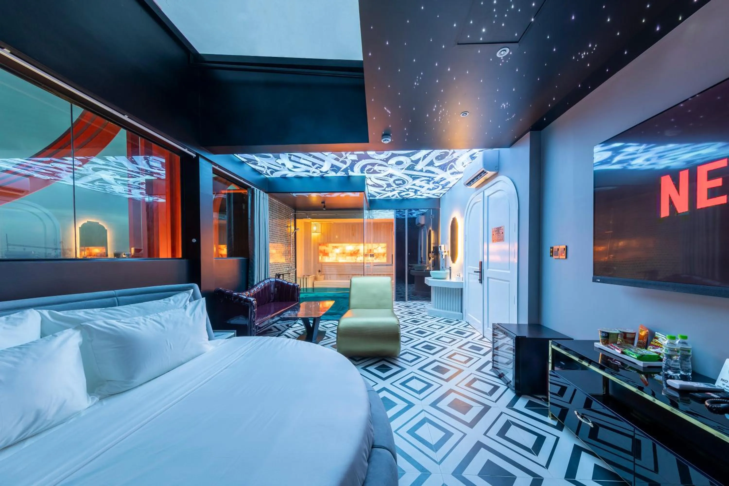 Communal lounge/ TV room, Bed in PYNT HOTEL