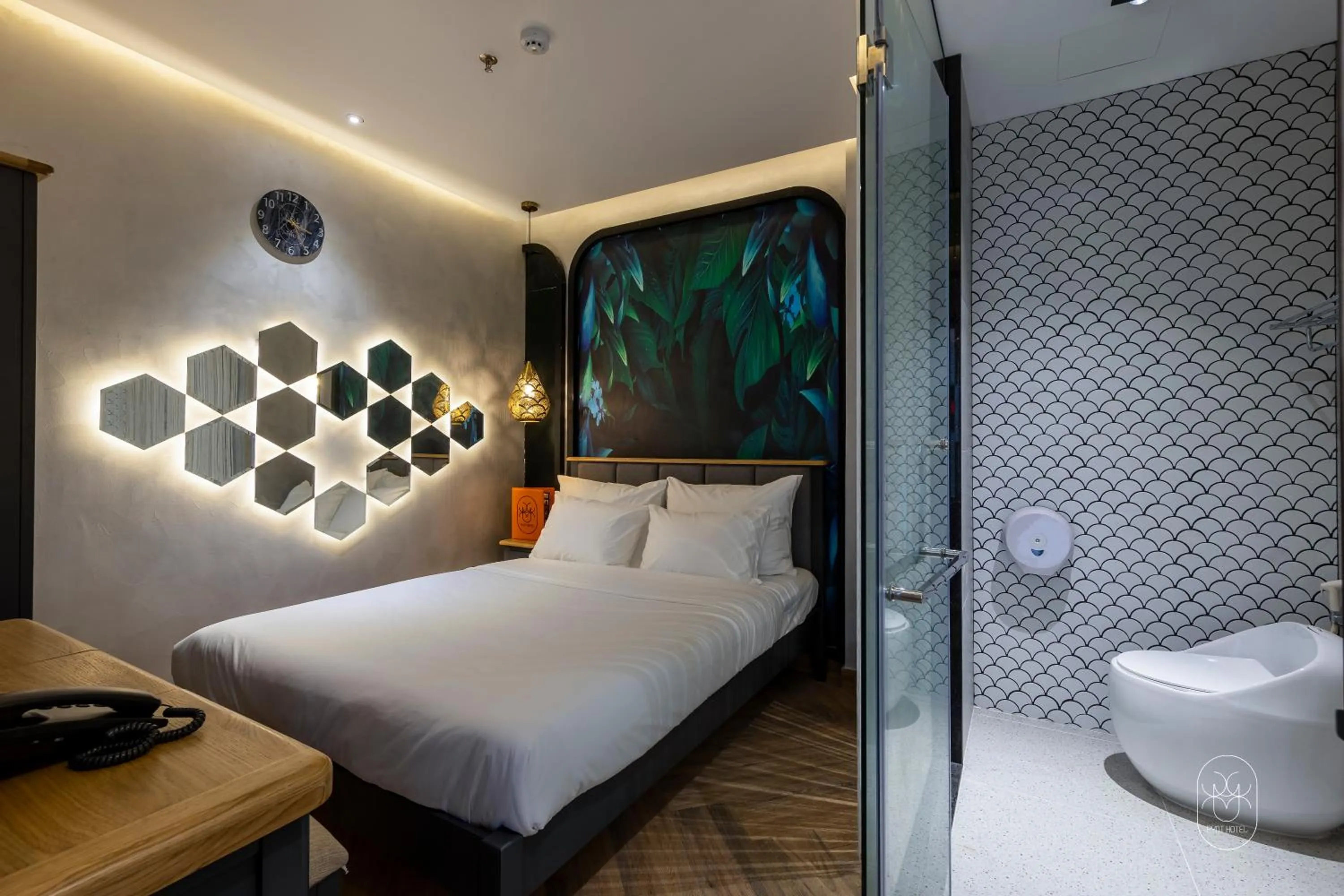 Shower, Bed in PYNT HOTEL