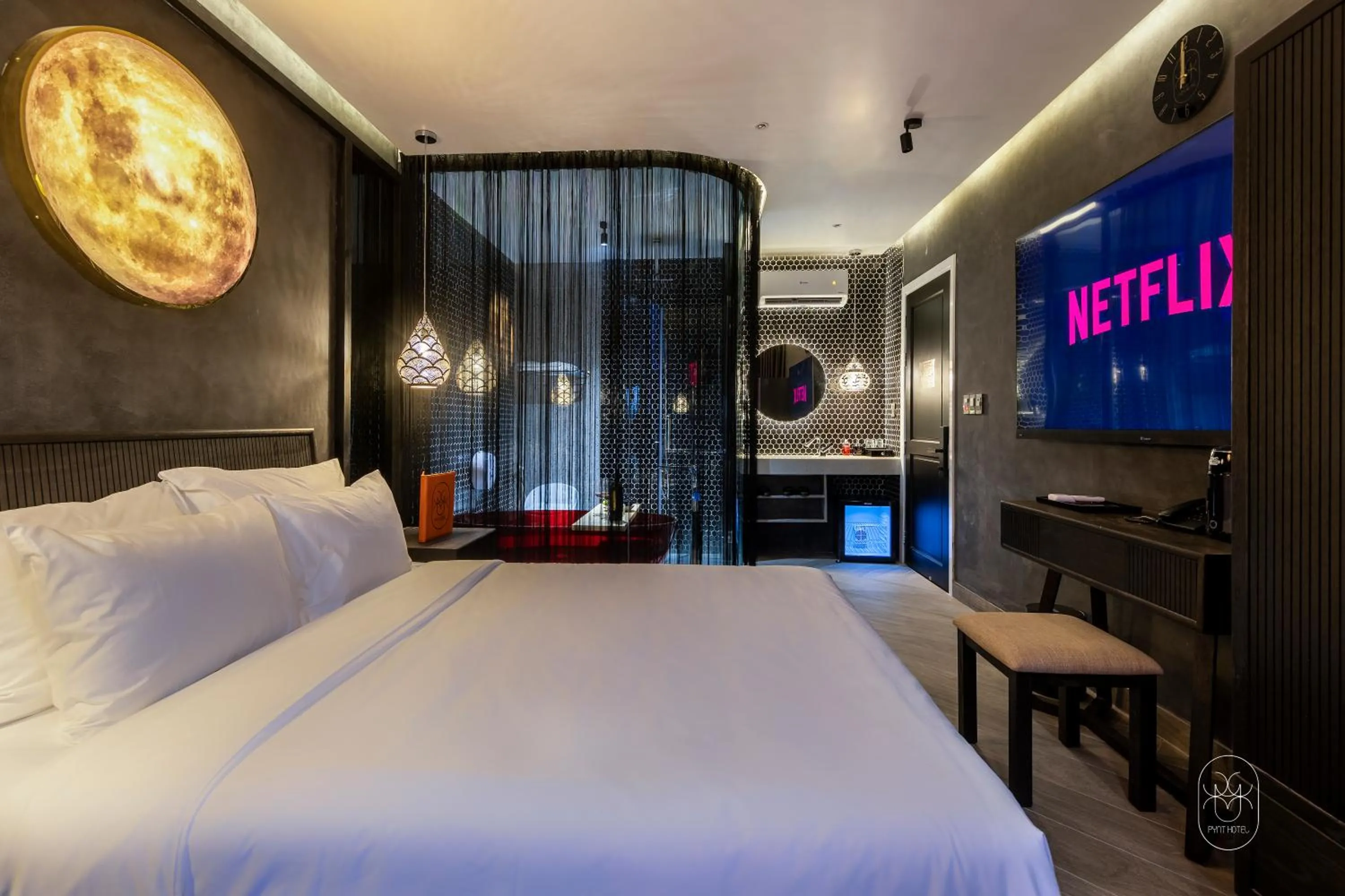 Communal lounge/ TV room, Bed in PYNT HOTEL