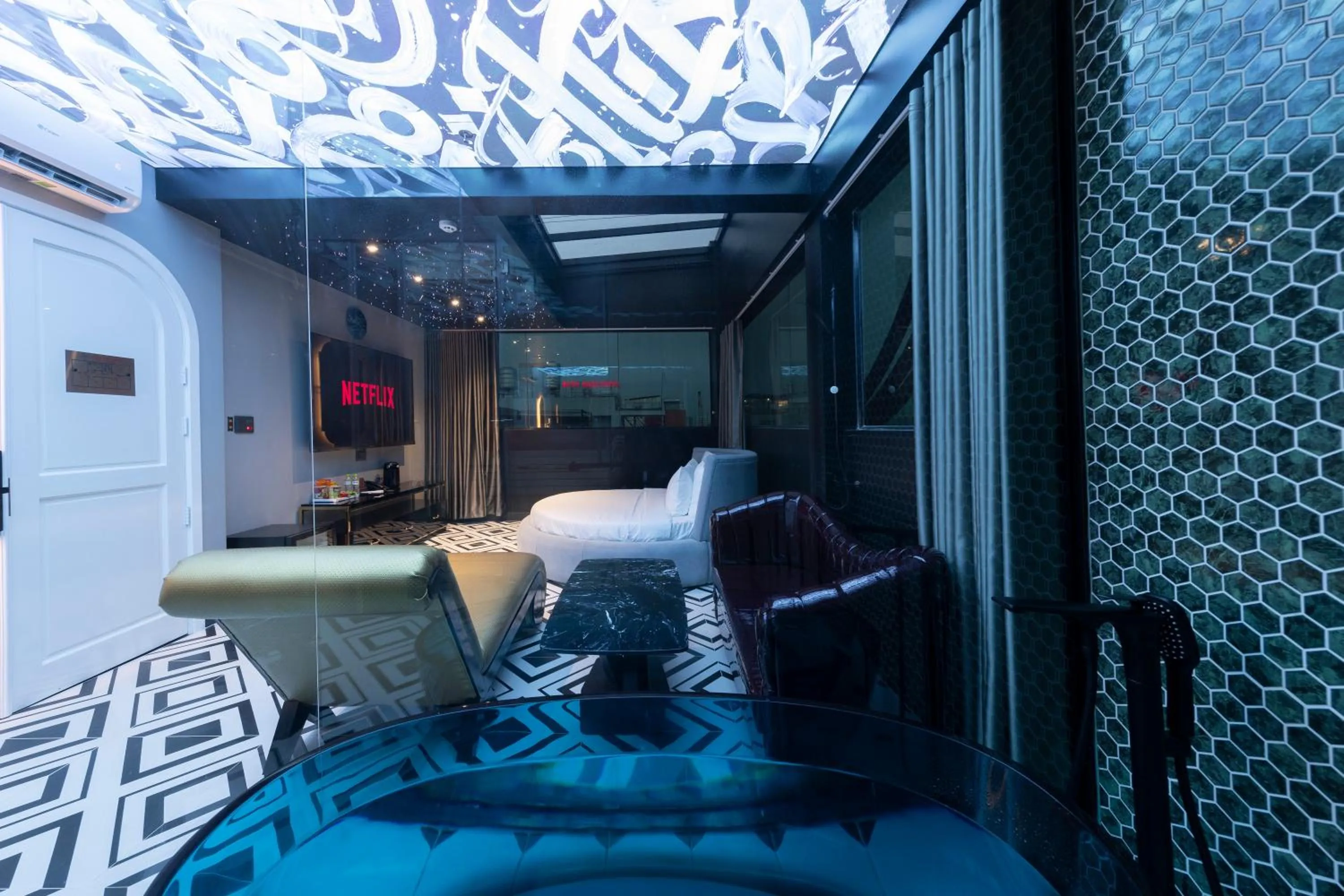 TV and multimedia in PYNT HOTEL