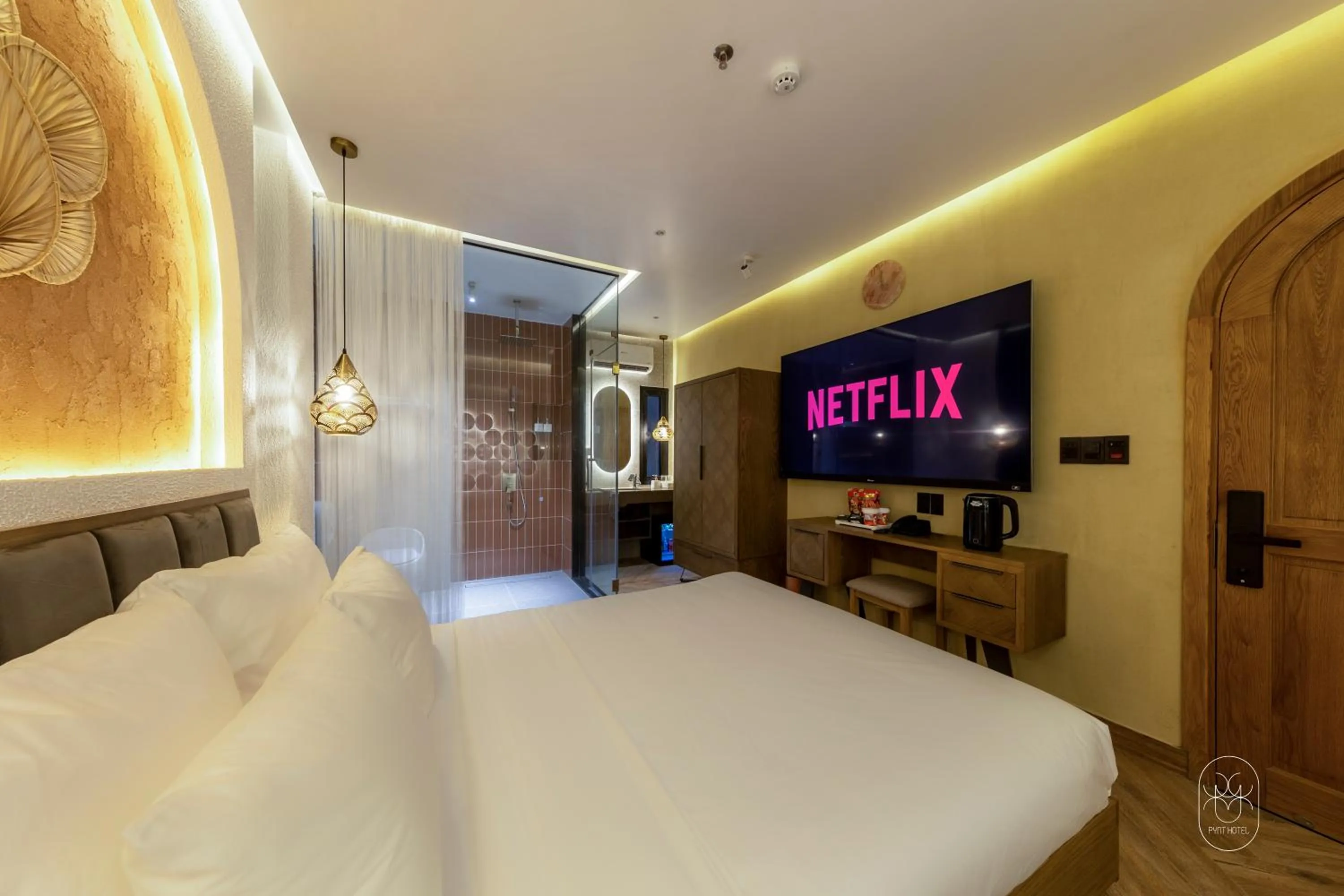 Communal lounge/ TV room, Bed in PYNT HOTEL