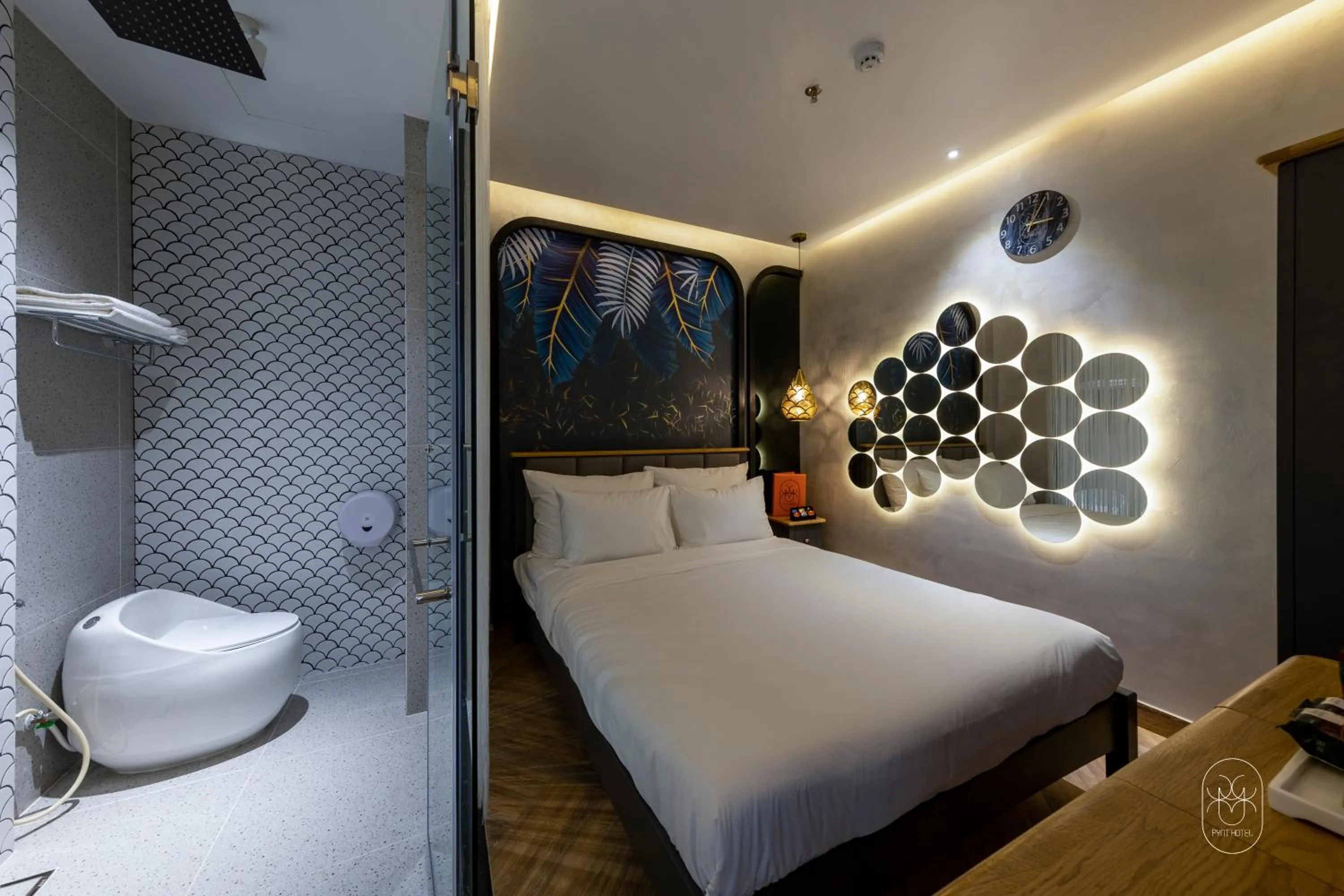 Toilet, Bed in PYNT HOTEL