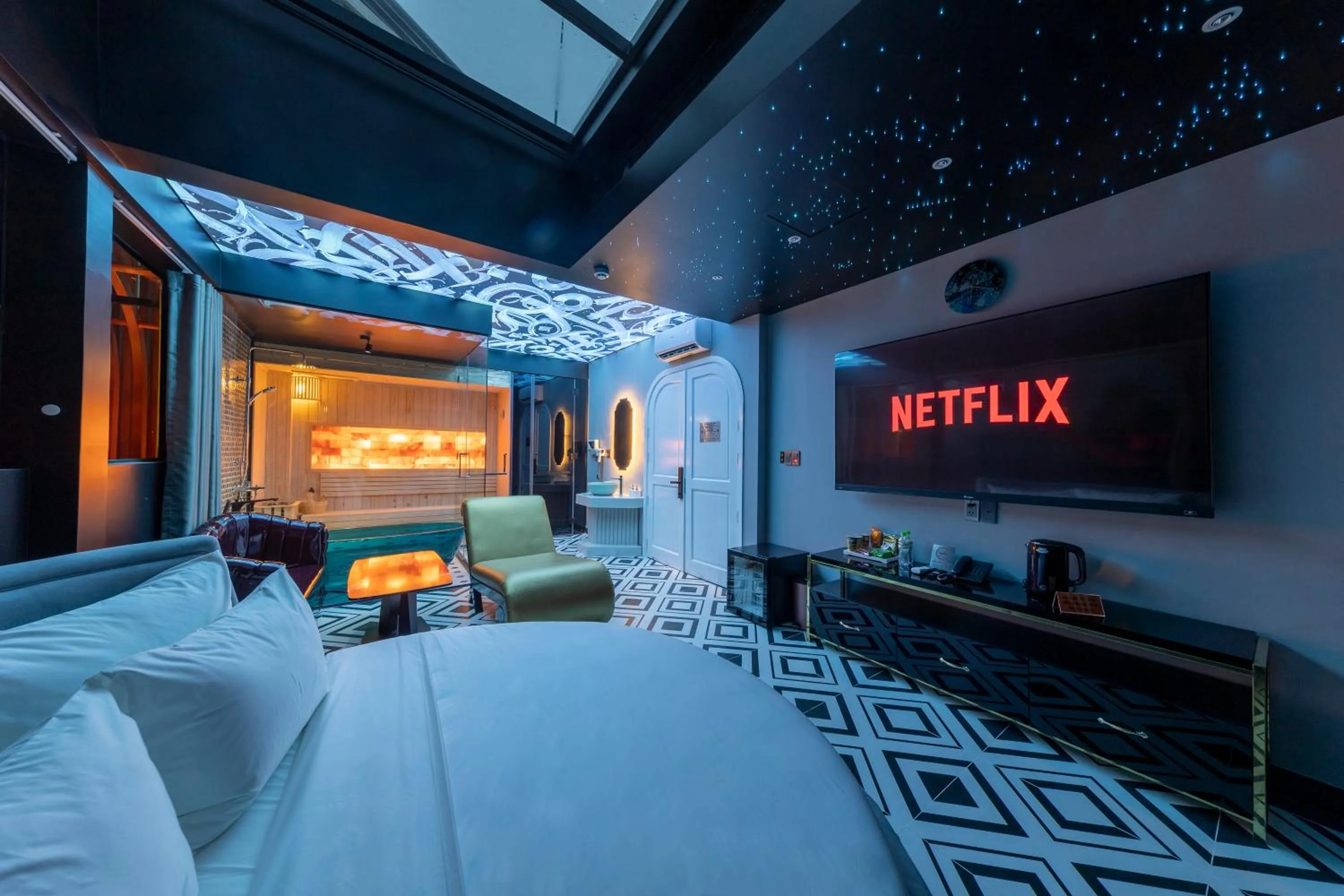 Evening entertainment in PYNT HOTEL