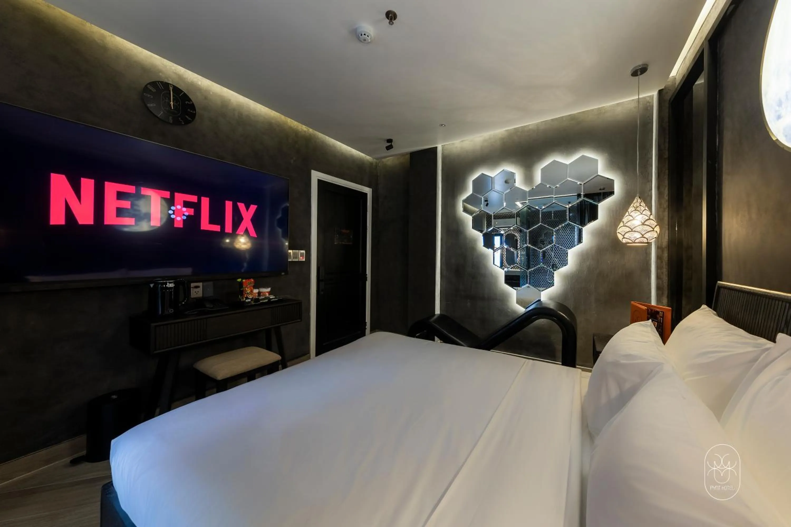 Communal lounge/ TV room, Bed in PYNT HOTEL