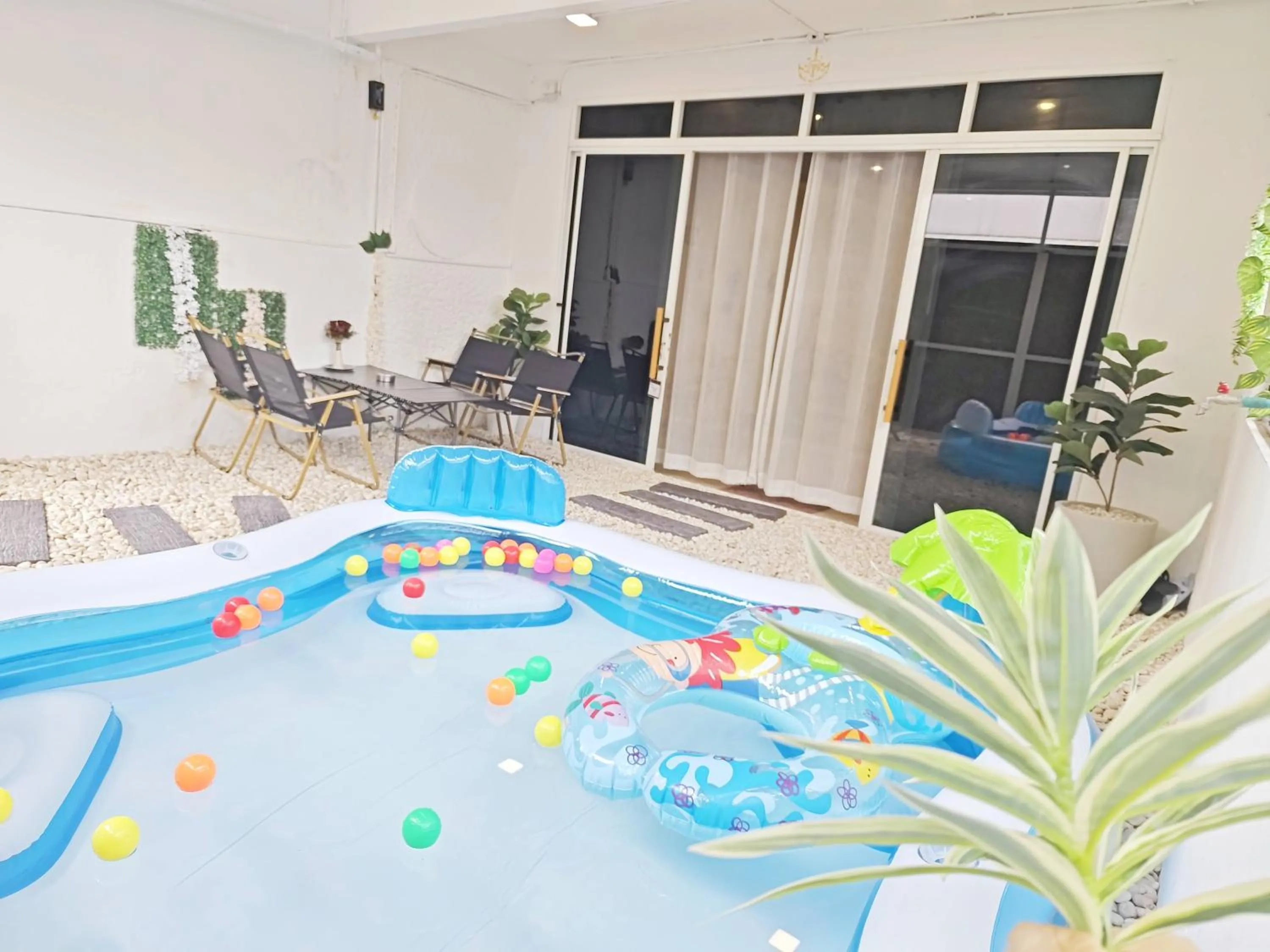 Swimming pool in Ratchada Retreat Villa 2