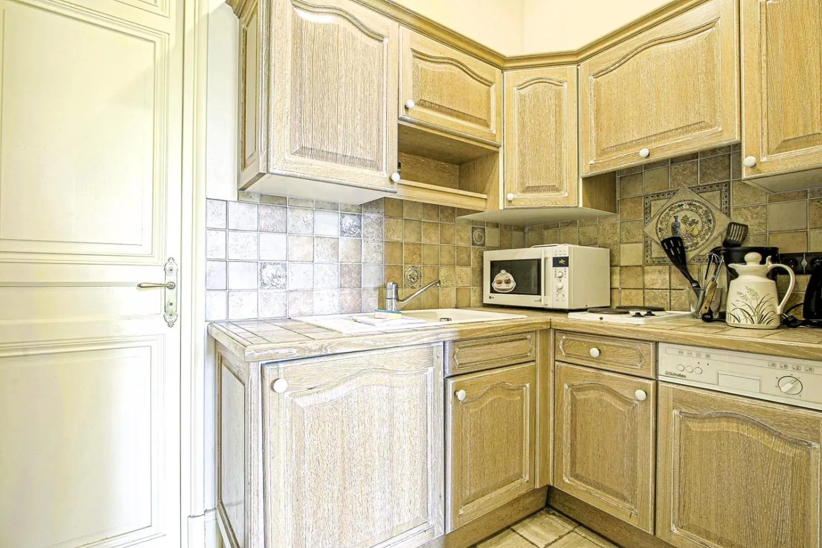 Kitchen or kitchenette in La Villa Bligny