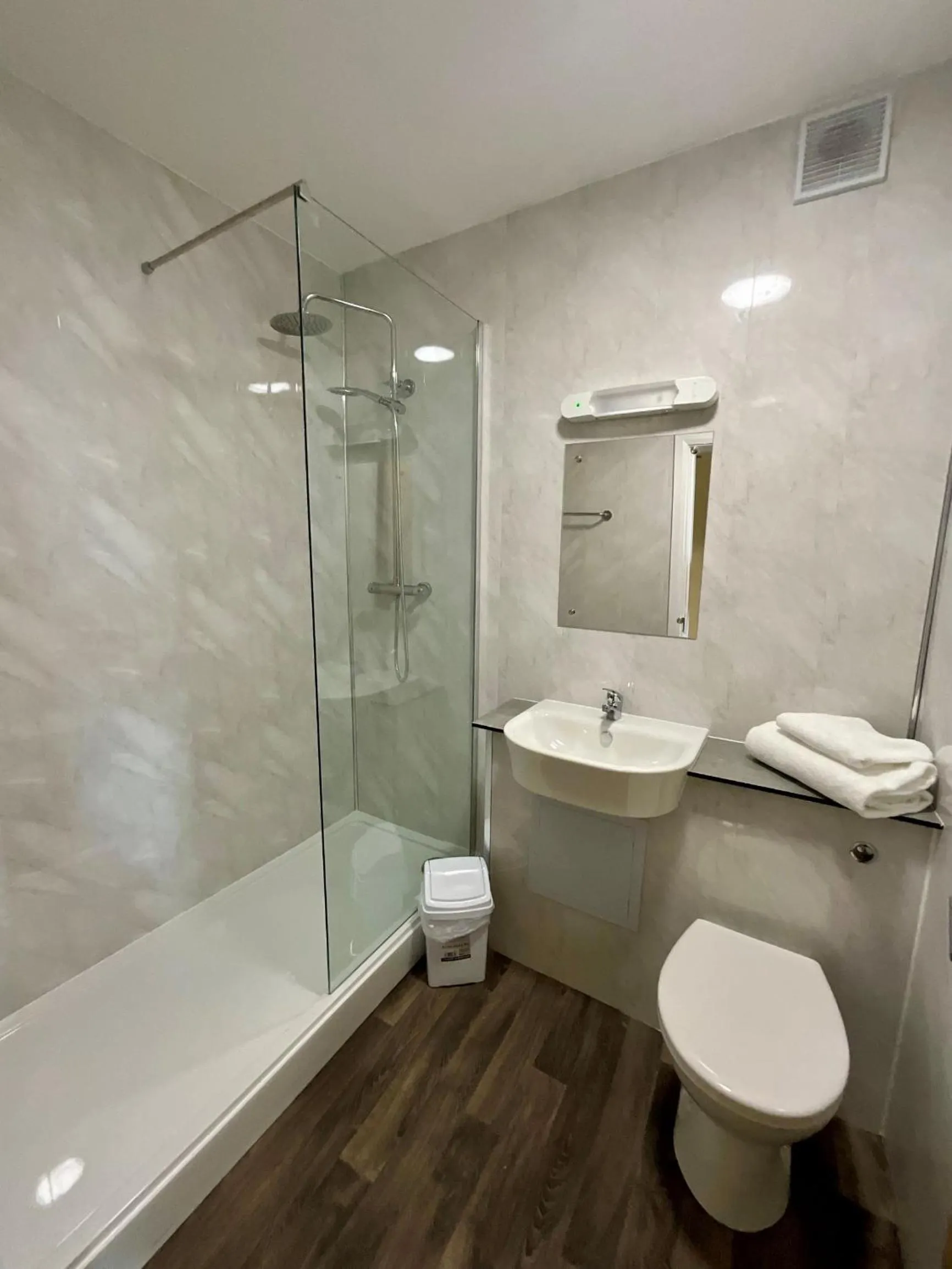 Shower in Britannia Inn Glasgow