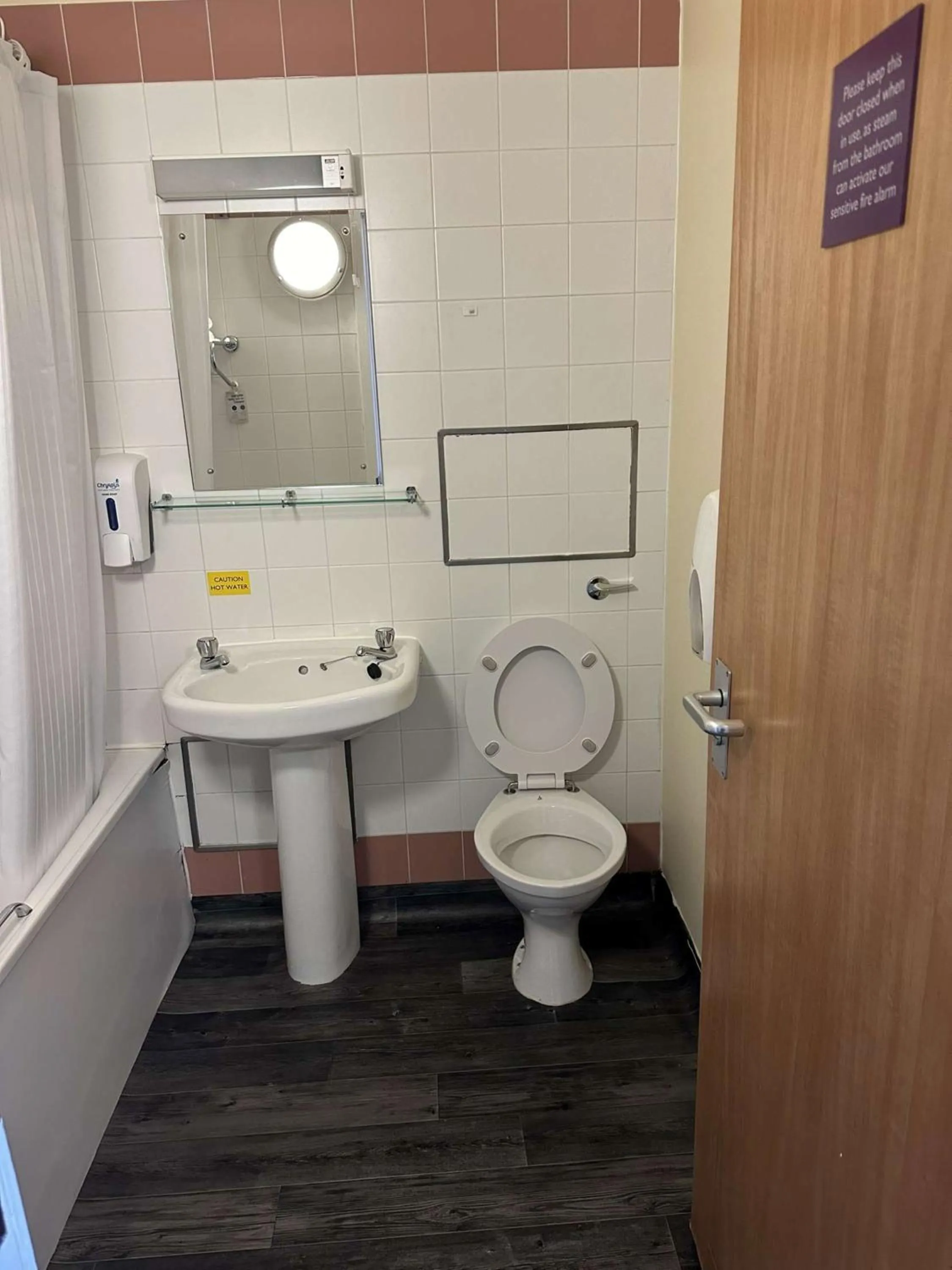 Bathroom in Britannia Inn Glasgow