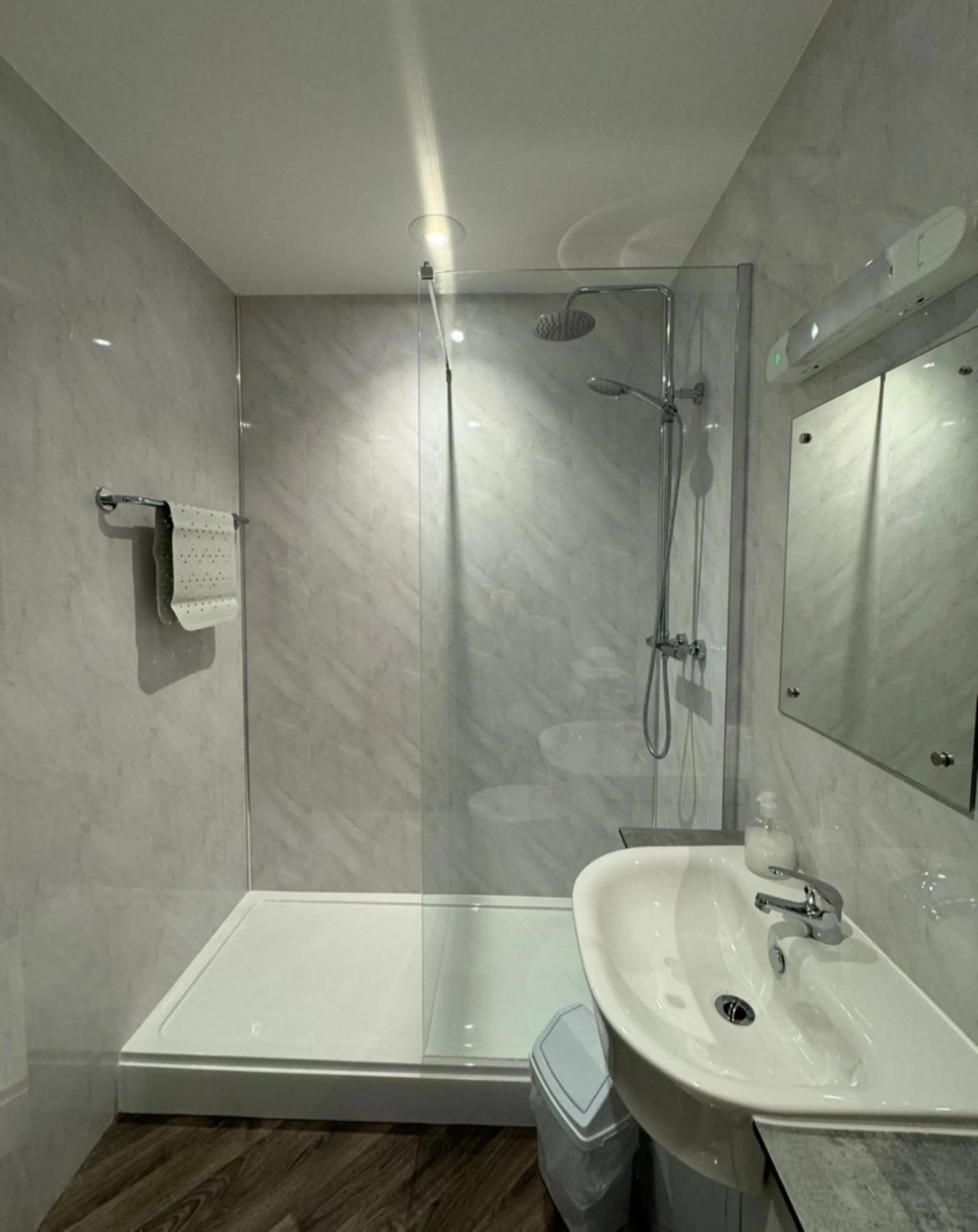 Shower in Britannia Inn Glasgow