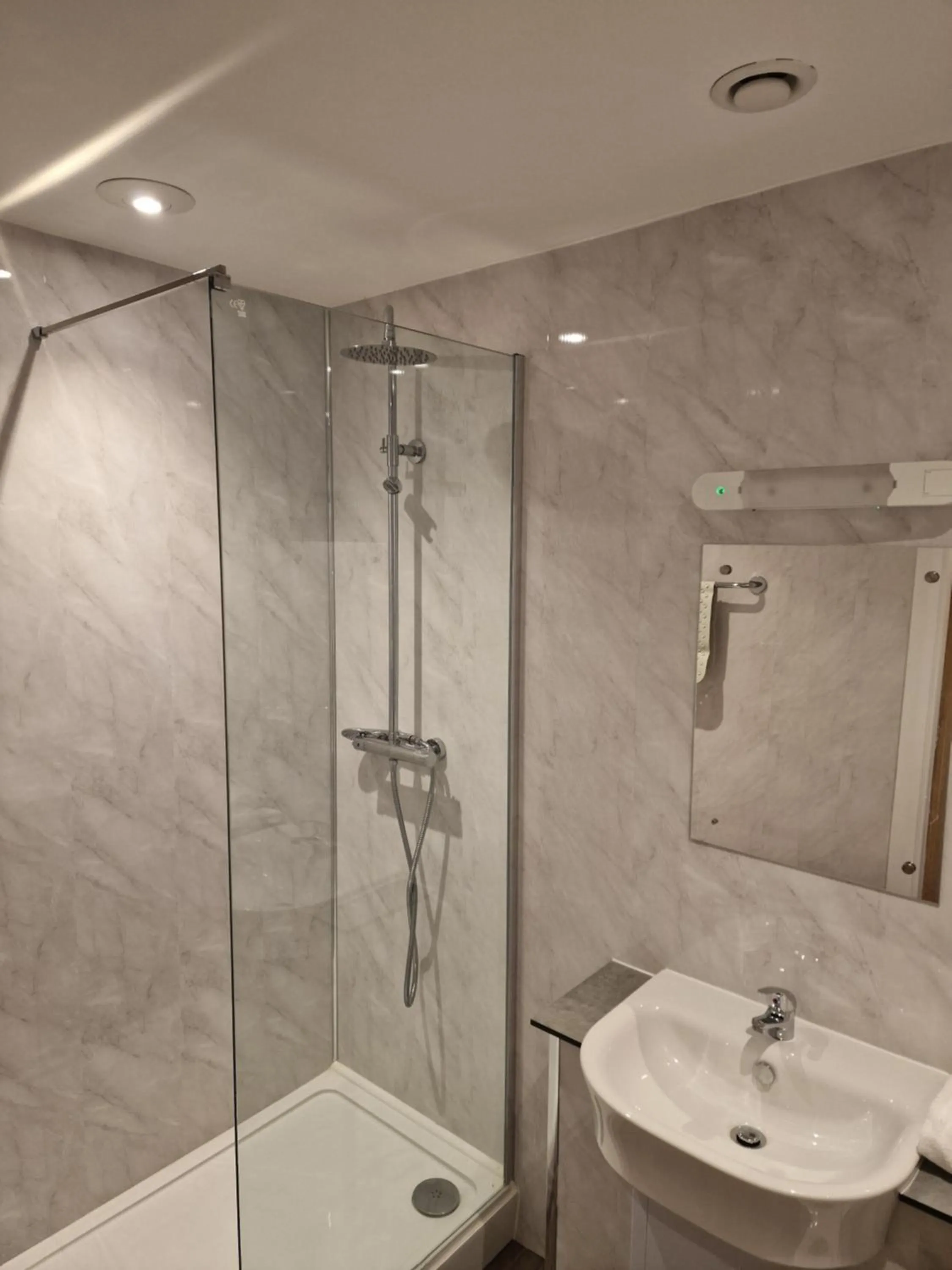 Shower in Britannia Inn Glasgow