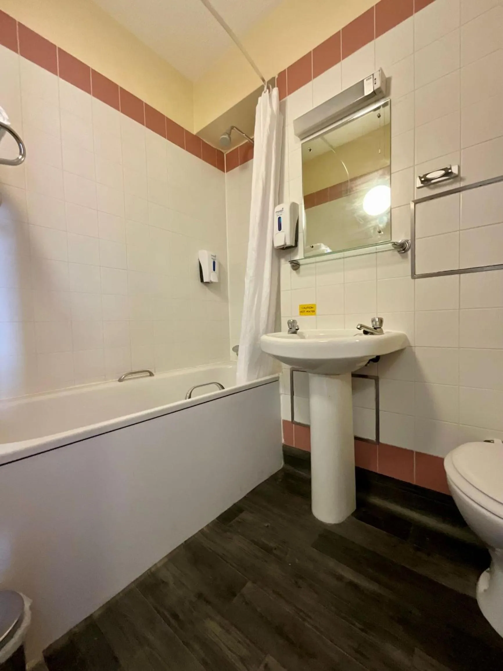 Shower in Britannia Inn Glasgow