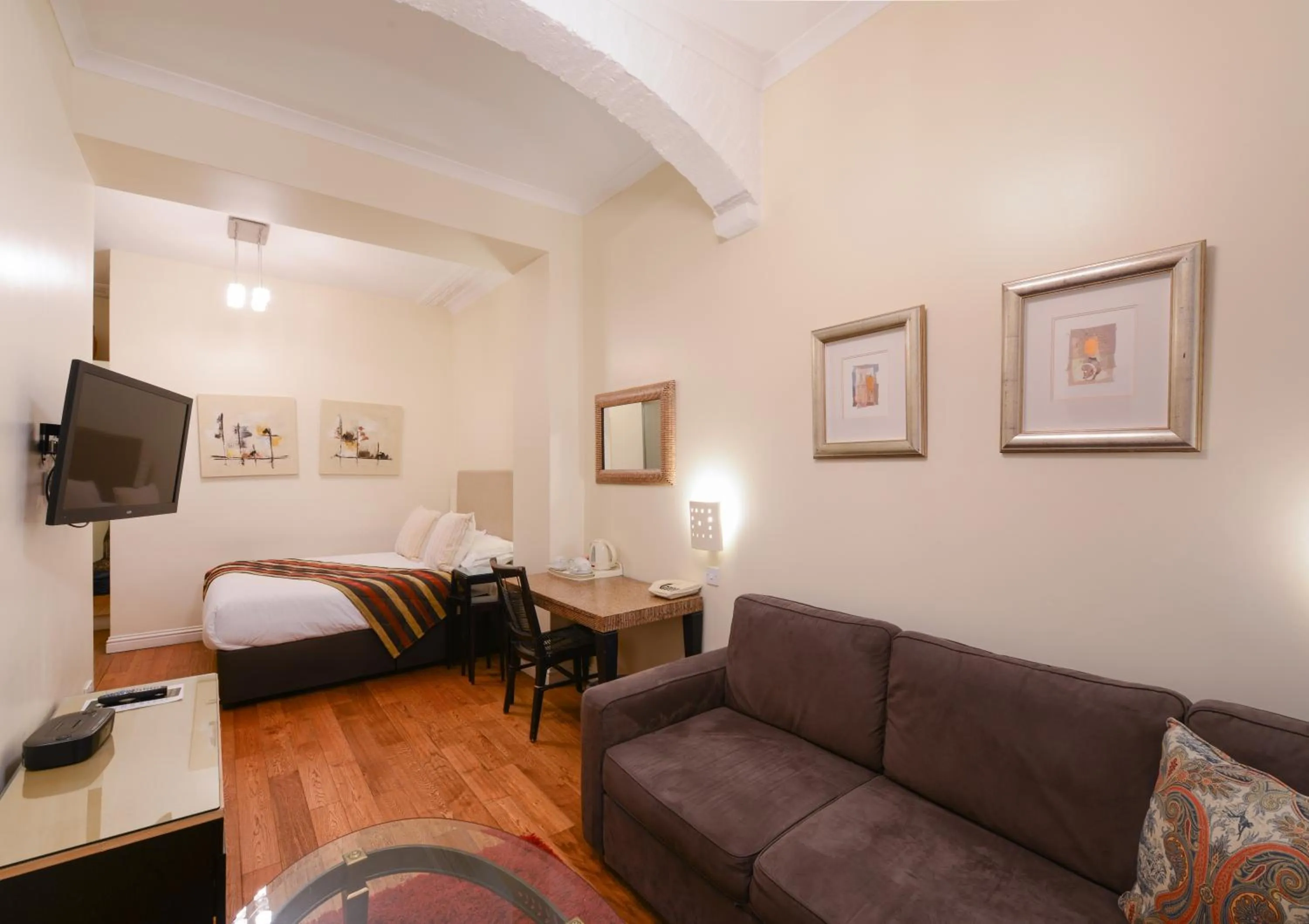 Bed in New Linden Hotel