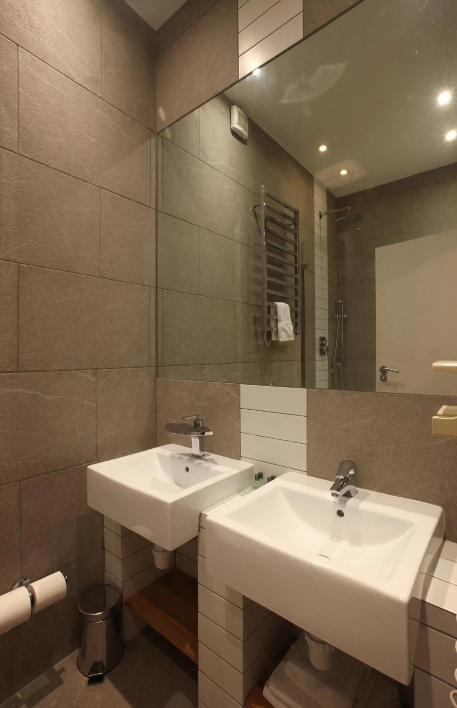 Bathroom in New Linden Hotel