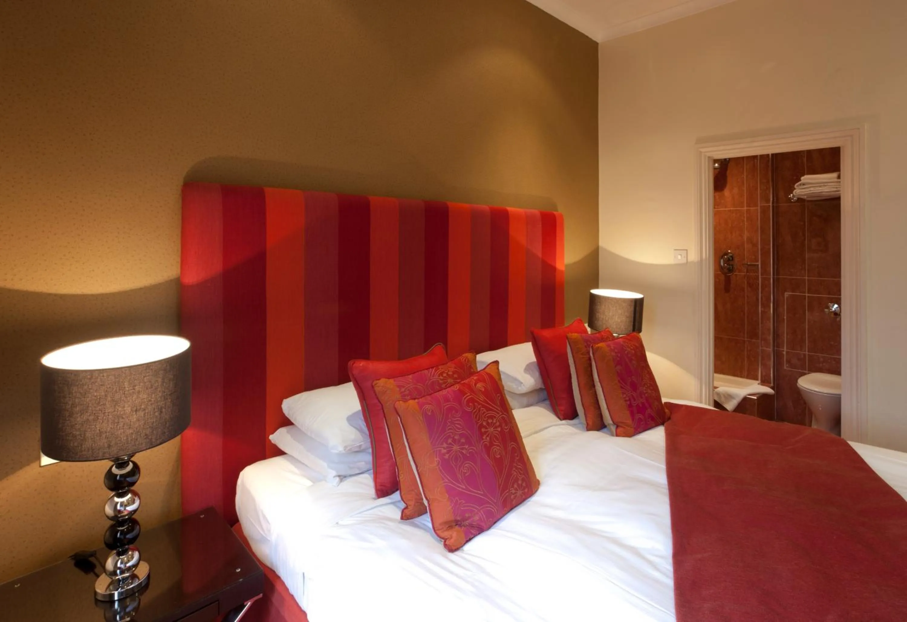 Bed in New Linden Hotel