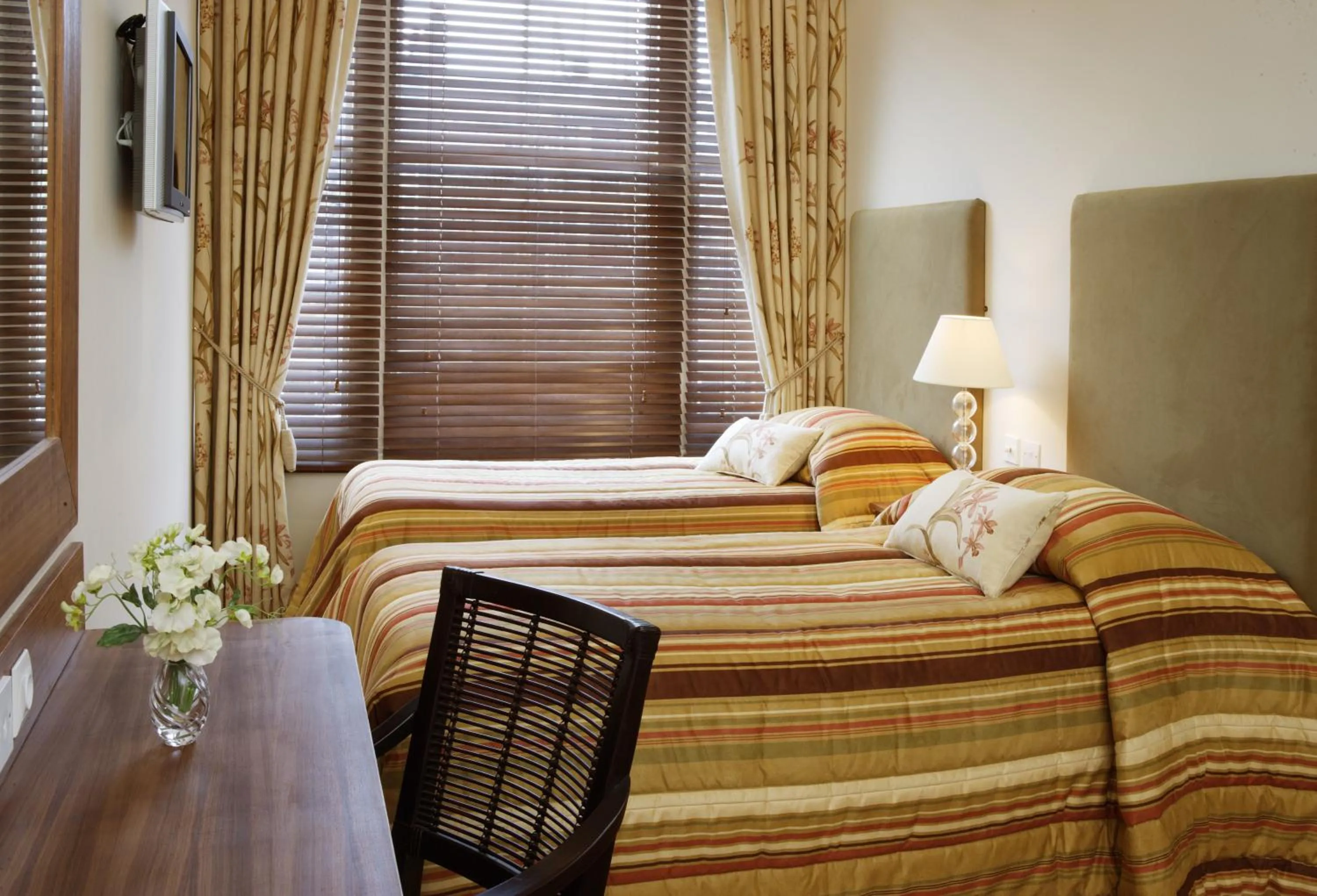 Bed in New Linden Hotel