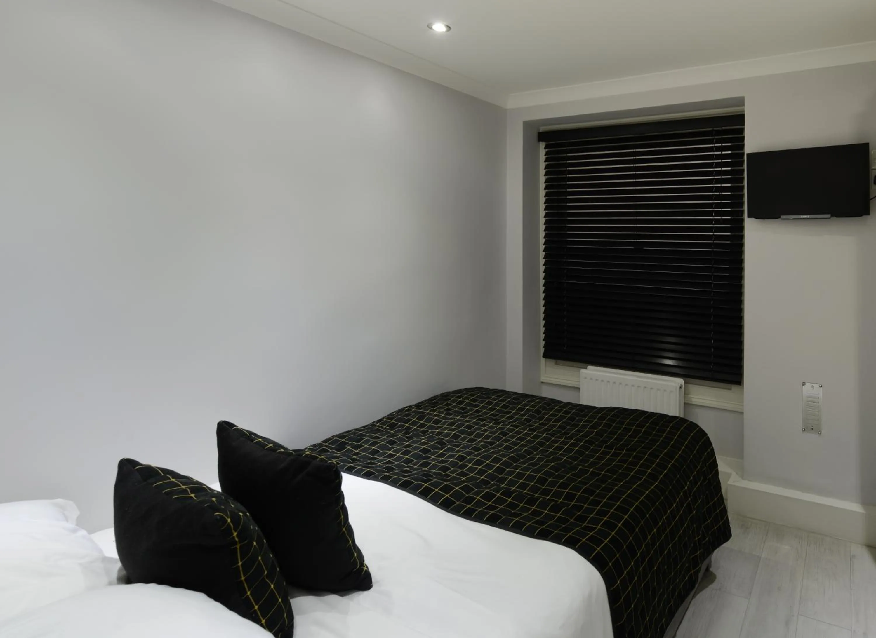 Bed in New Linden Hotel