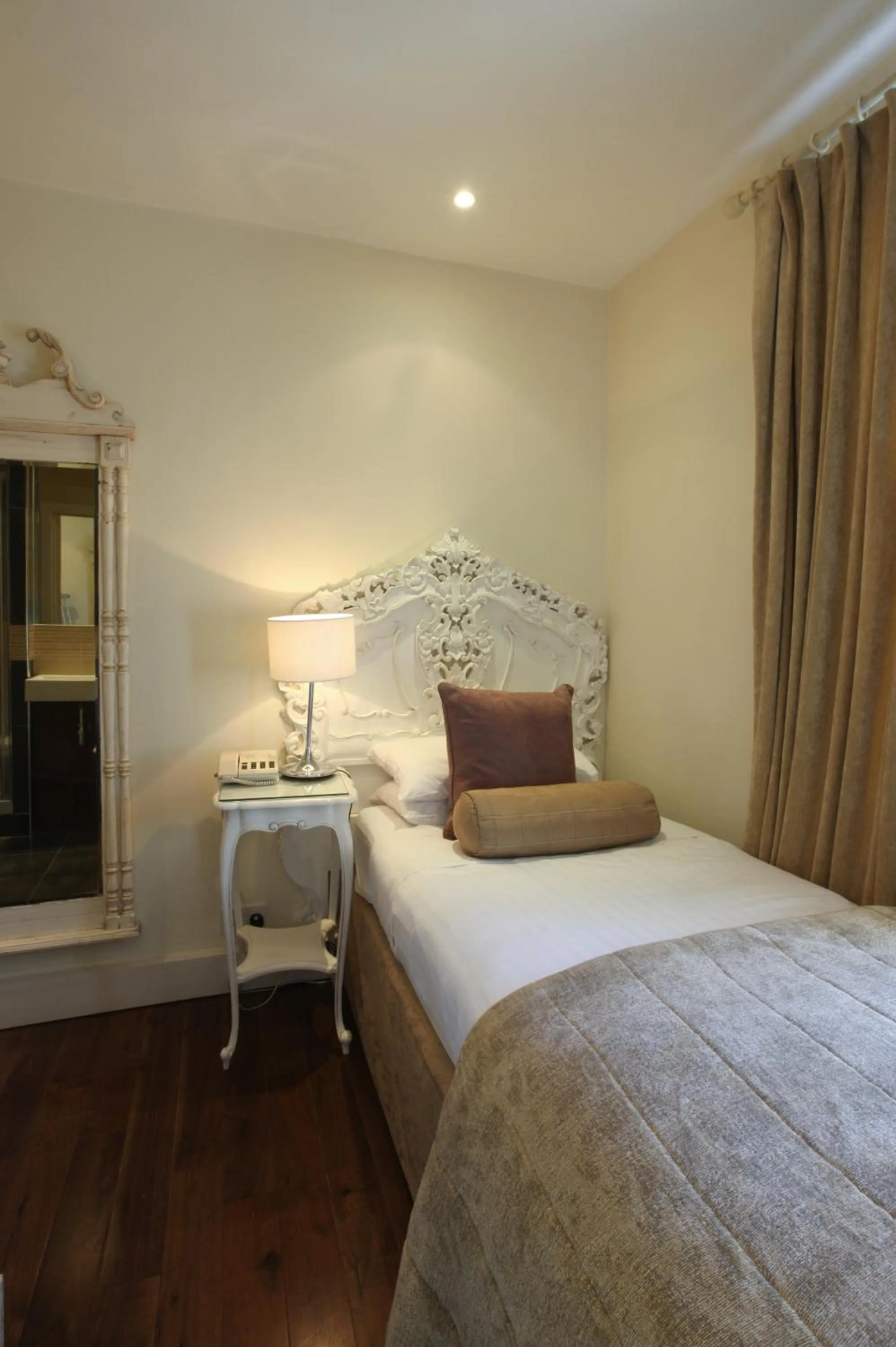 Bed in New Linden Hotel