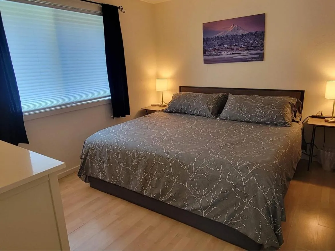 Bed in Hood River Suites Extended Stay Apartment Hotel