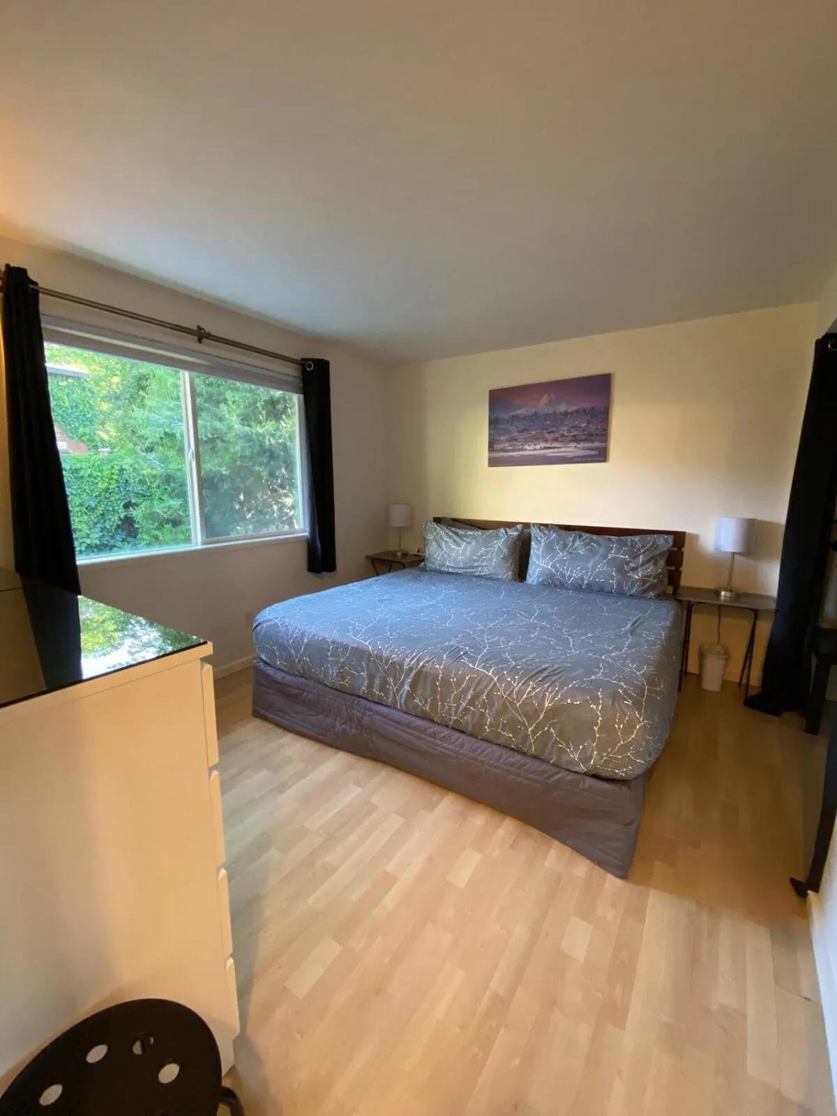 Bed in Hood River Suites Extended Stay Apartment Hotel