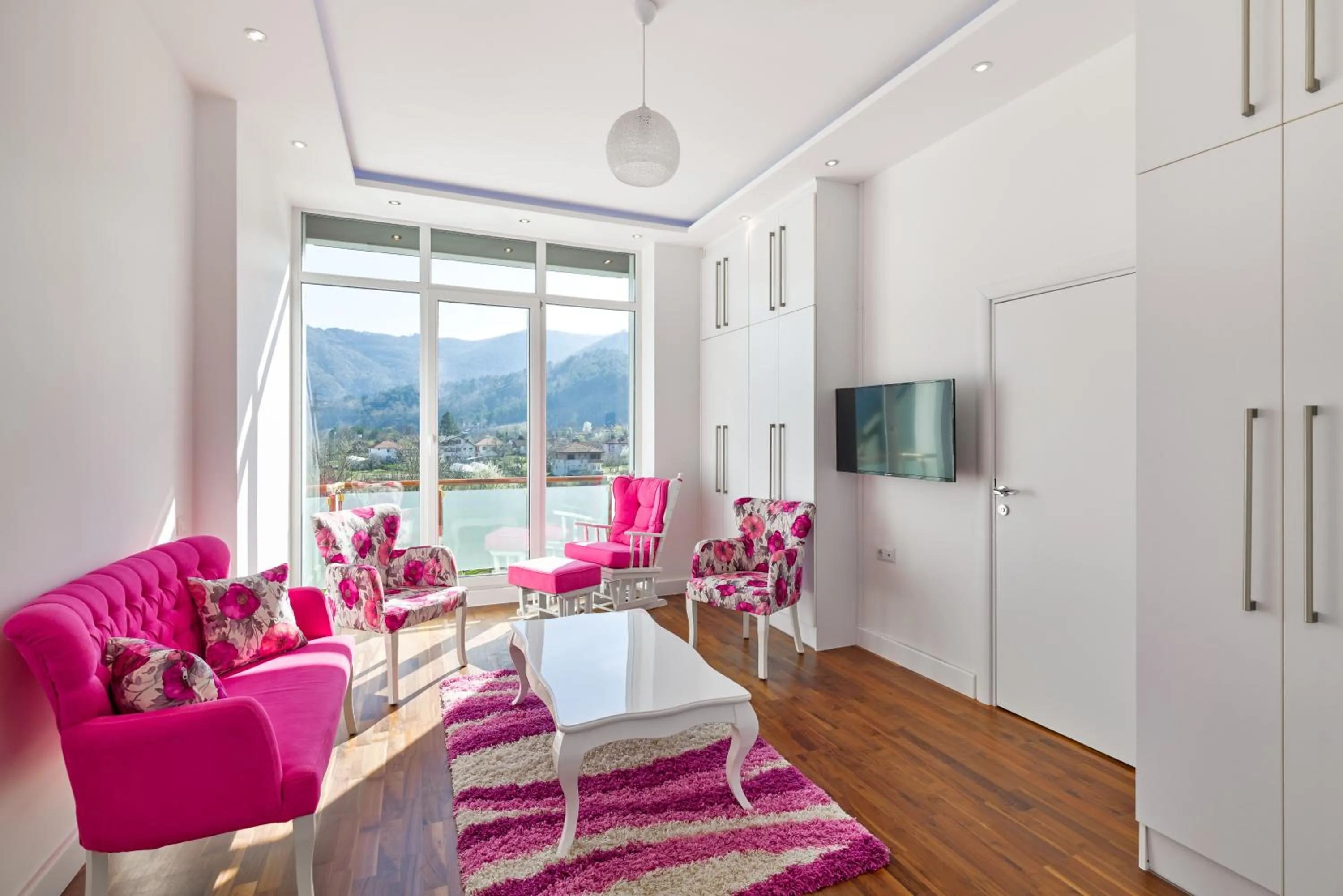 Communal lounge/ TV room in Beyaz Köşk Geyve