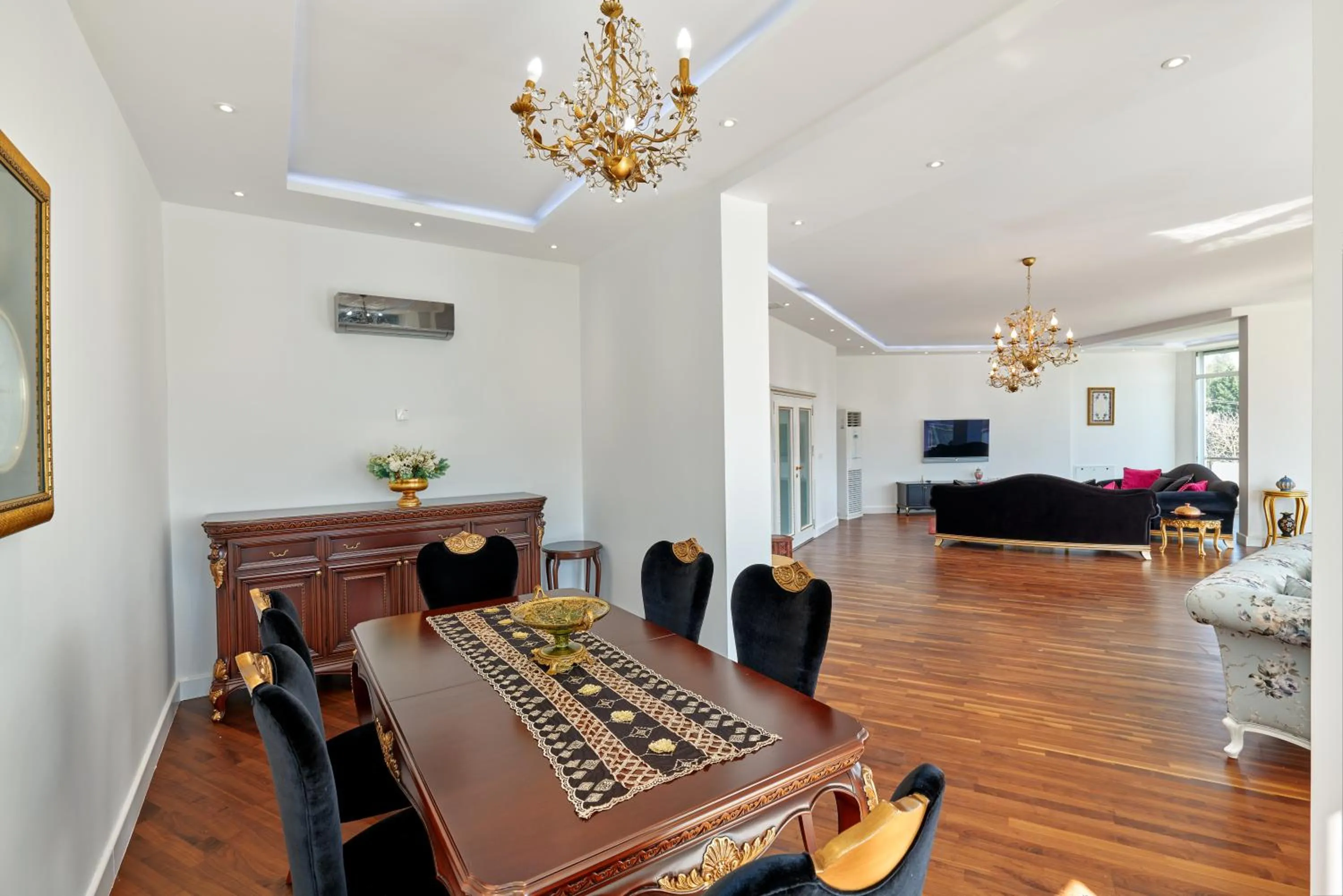 Communal lounge/ TV room in Beyaz Köşk Geyve