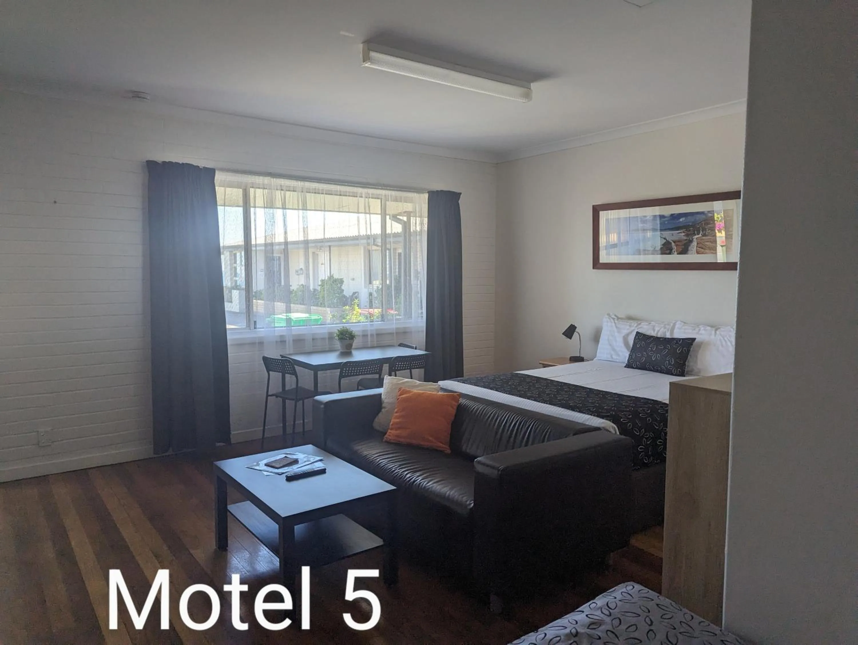 Kitchen or kitchenette, Bed in Ocean Drive Motel