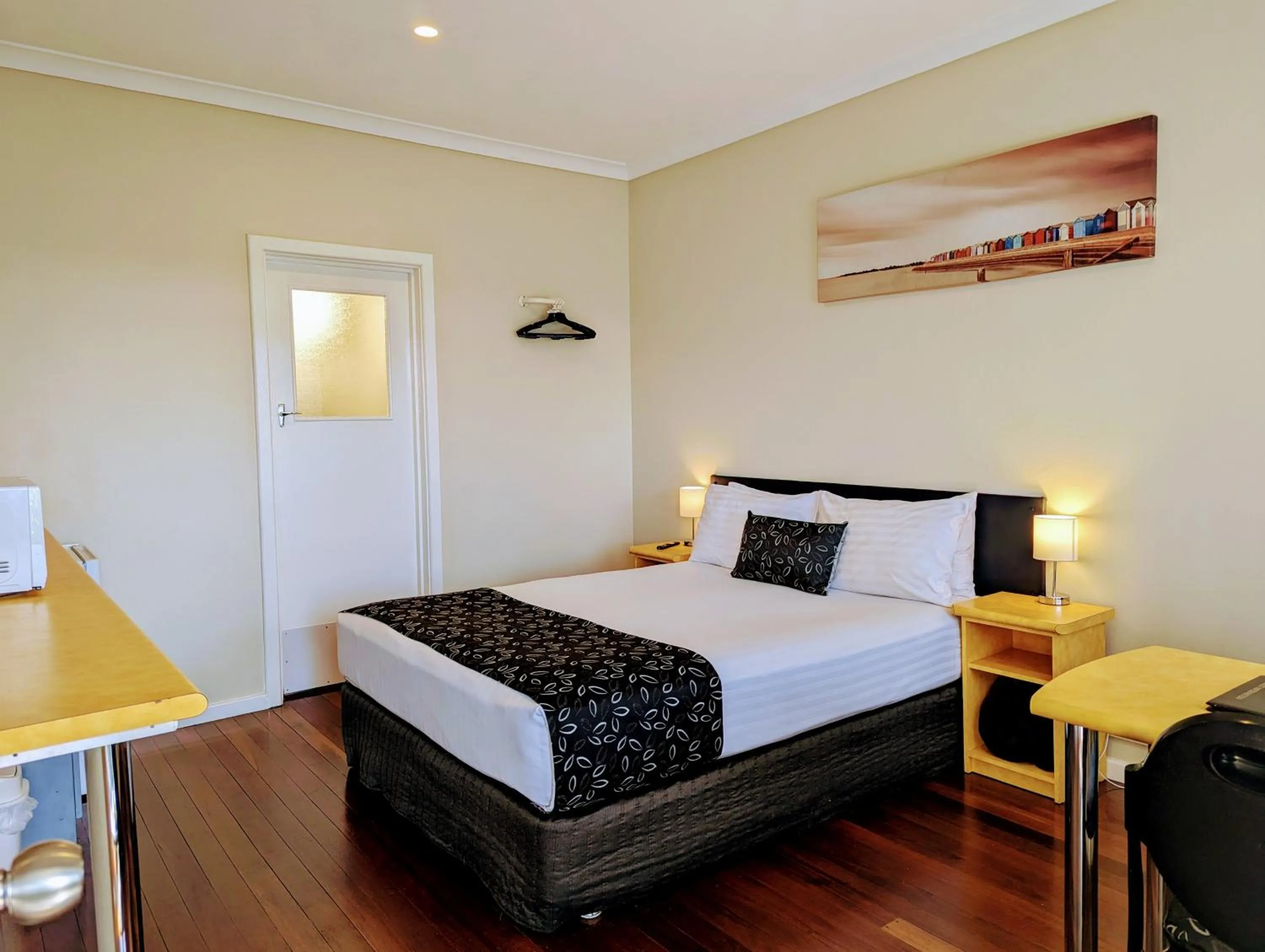 Photo of the whole room, Bed in Ocean Drive Motel